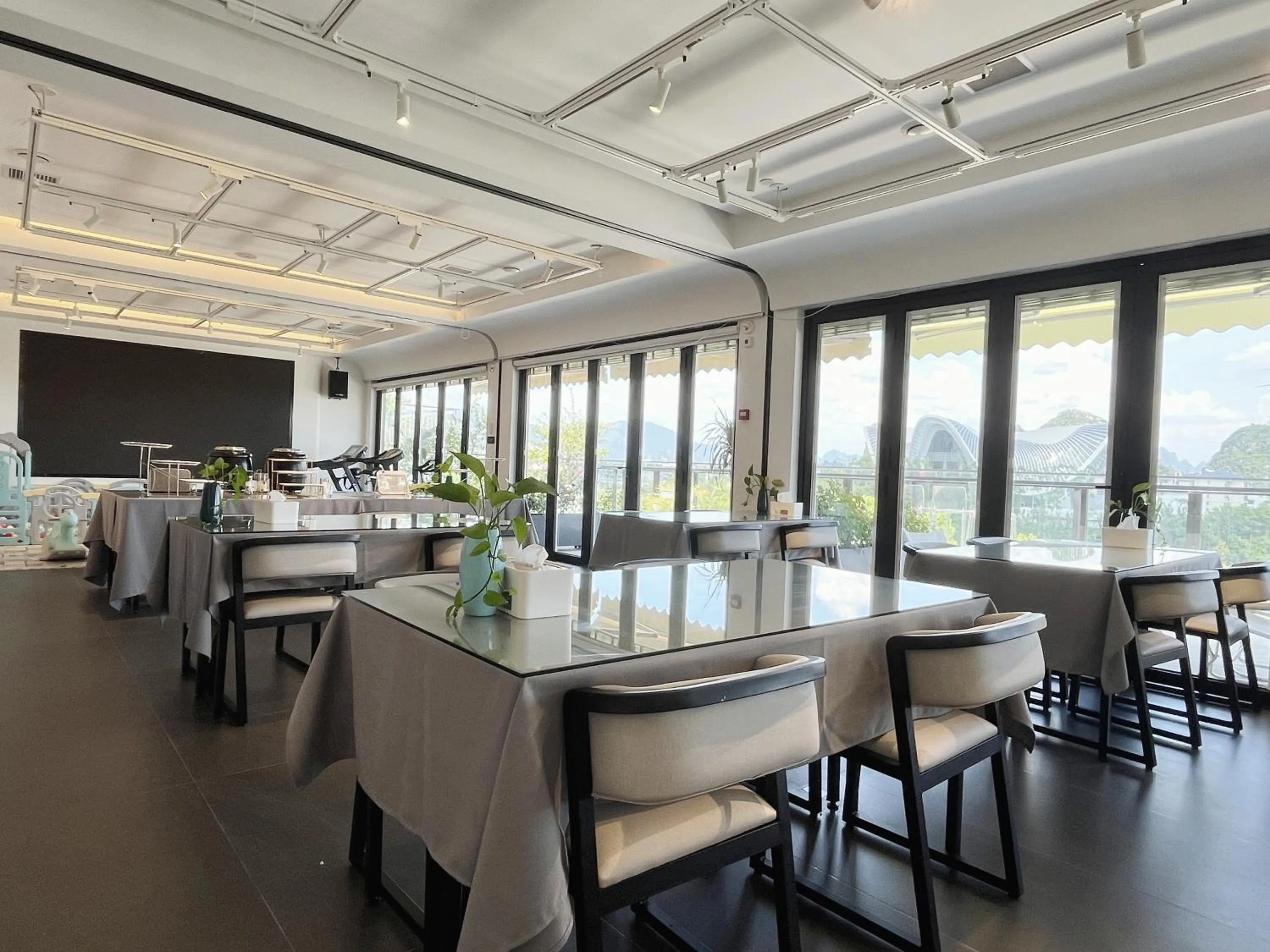 Restaurant/places to eat in Riverside Wing Hotel Guilin