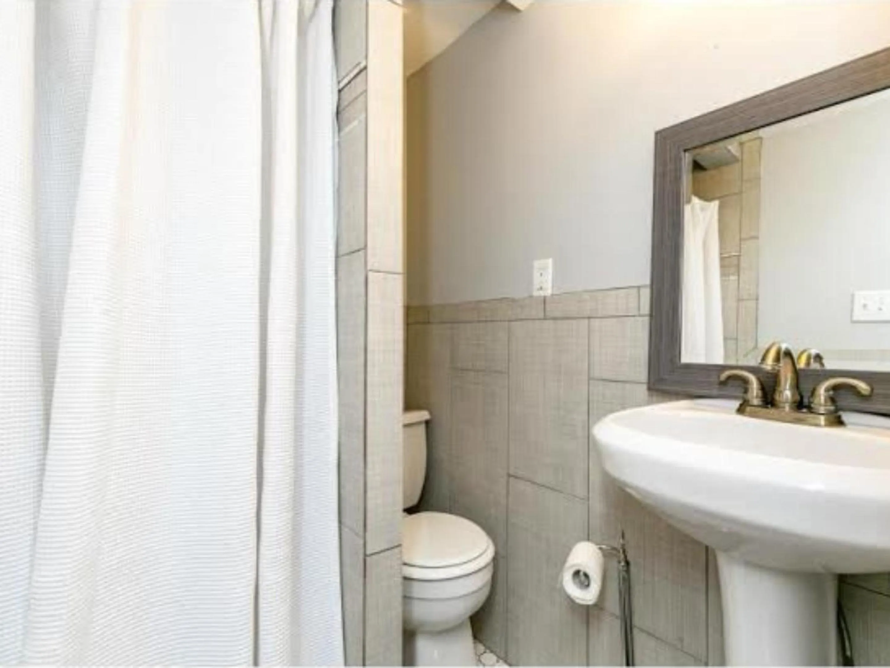 Property building in Cape Cod Cottage