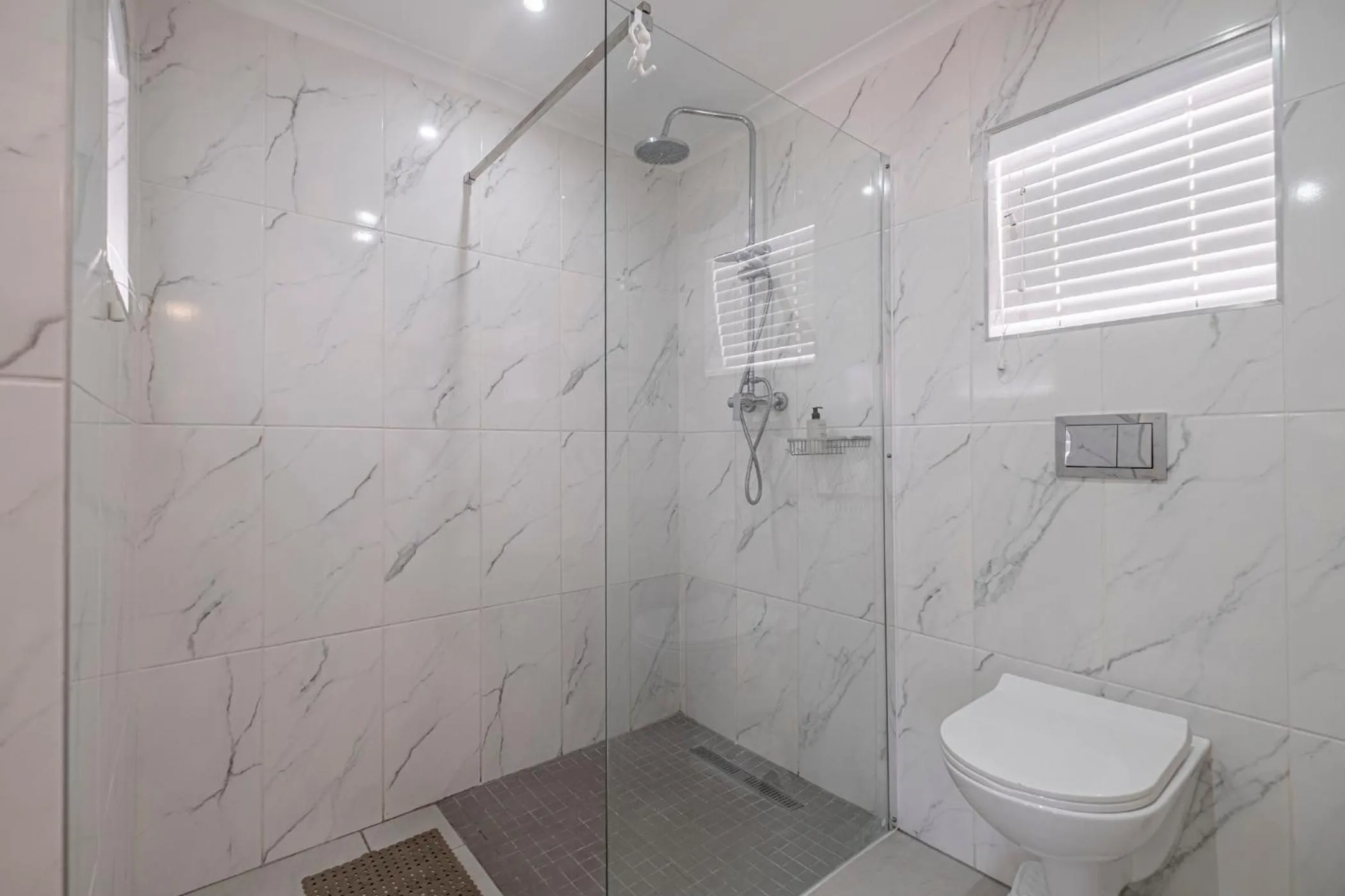 Shower in 5 Third Avenue Guesthouse