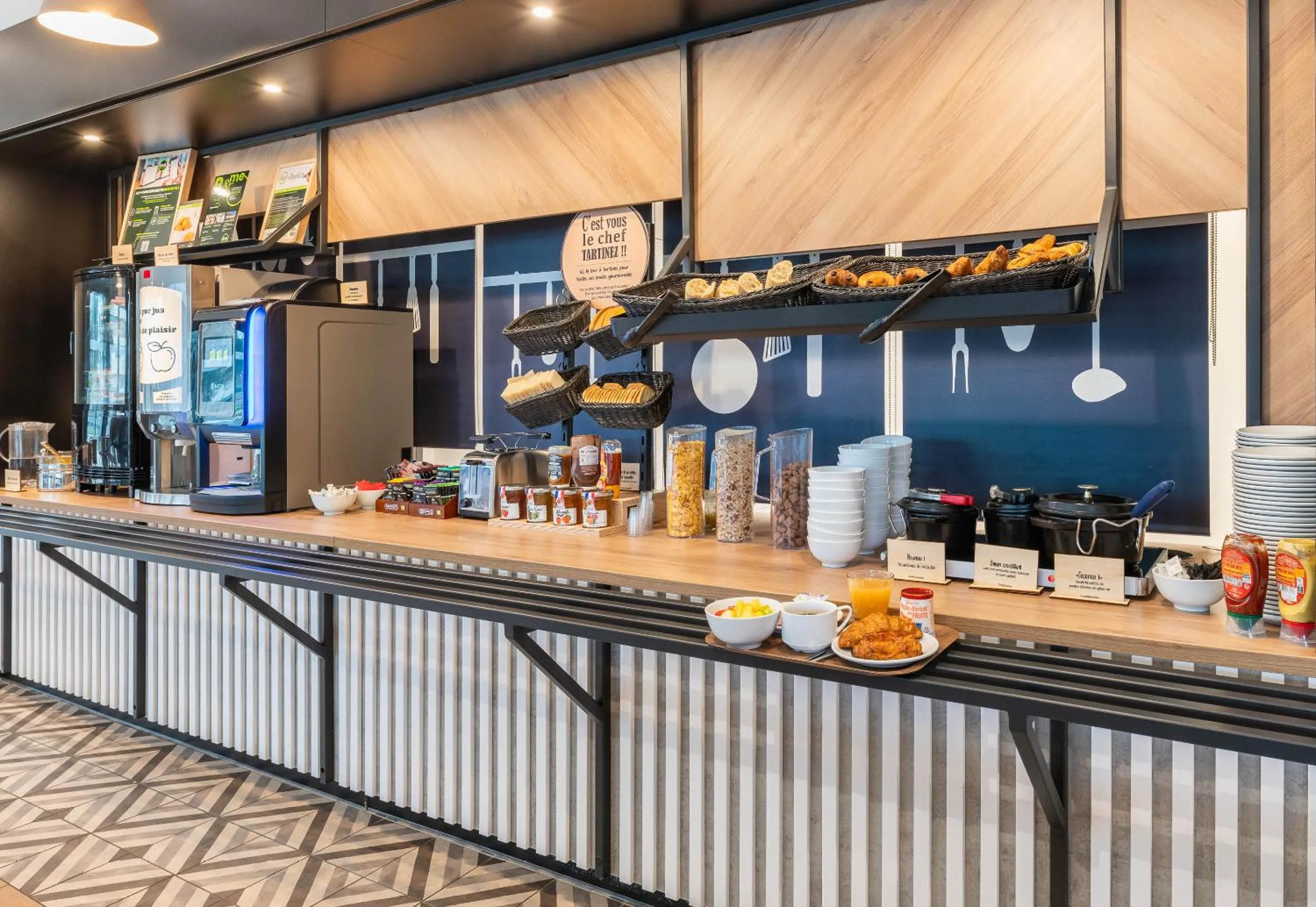 Buffet breakfast in B&B HOTEL Bourg-en-Bresse Viriat