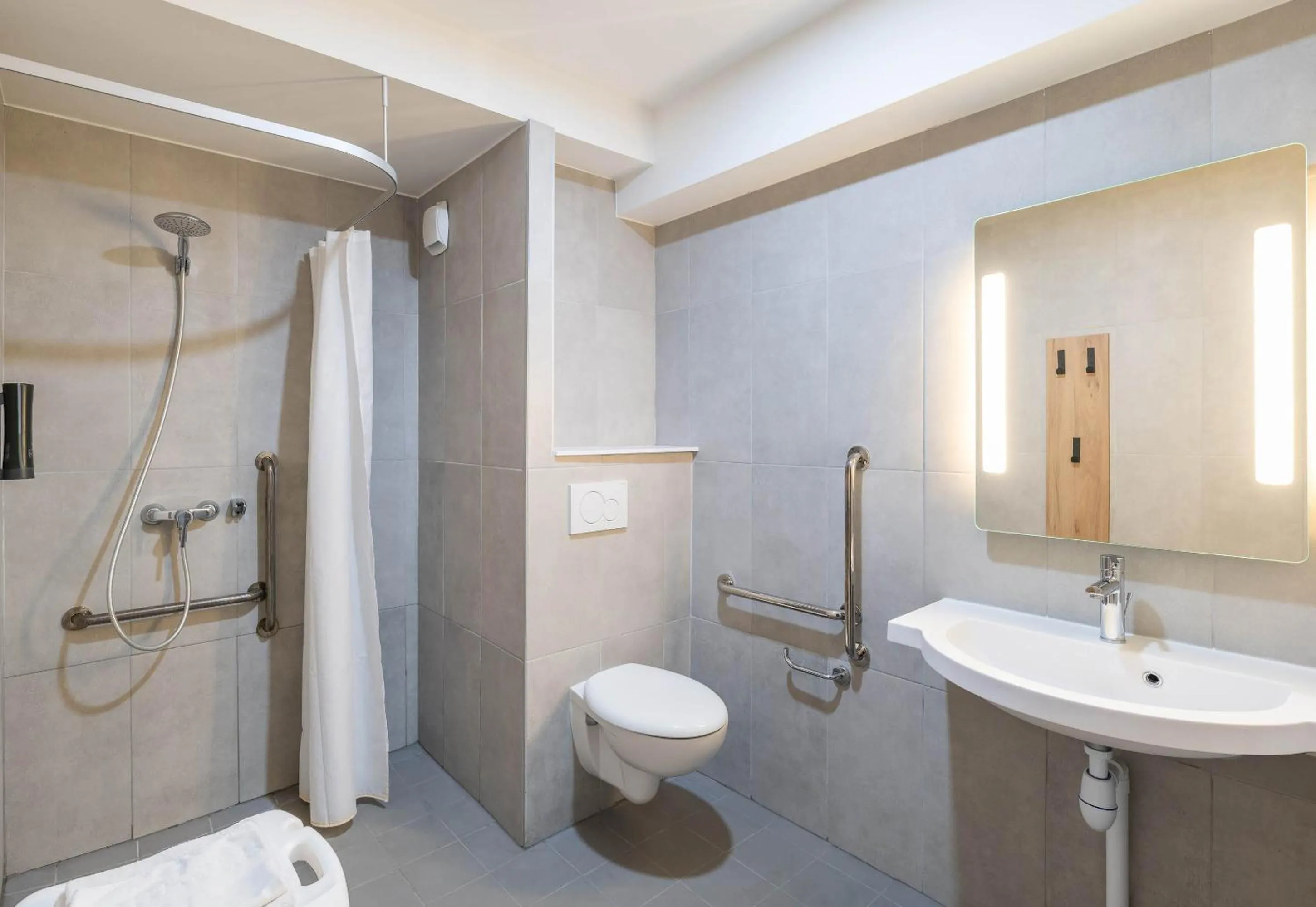 Bathroom in B&B HOTEL Bourg-en-Bresse Viriat