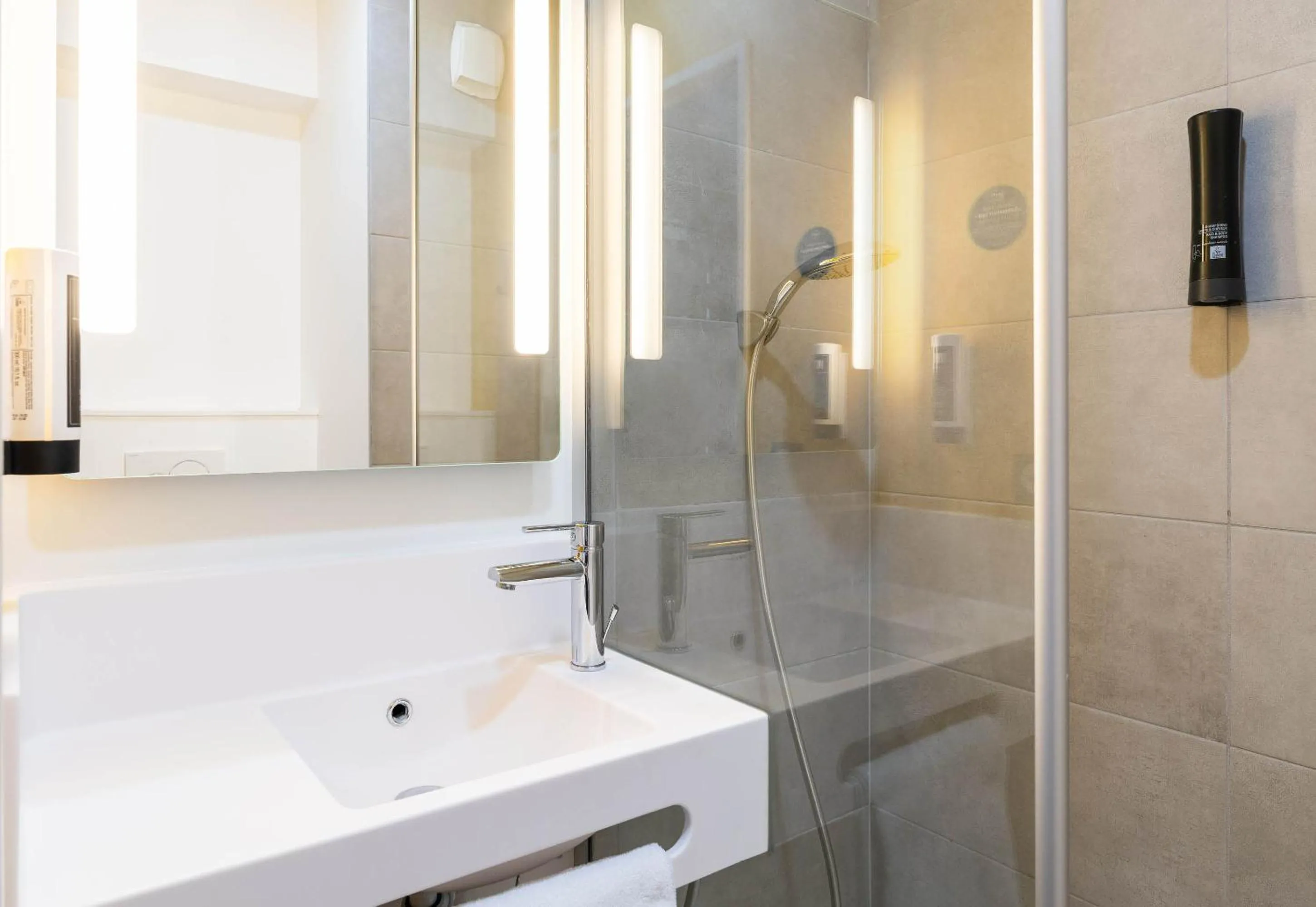 Bathroom in B&B HOTEL Bourg-en-Bresse Viriat