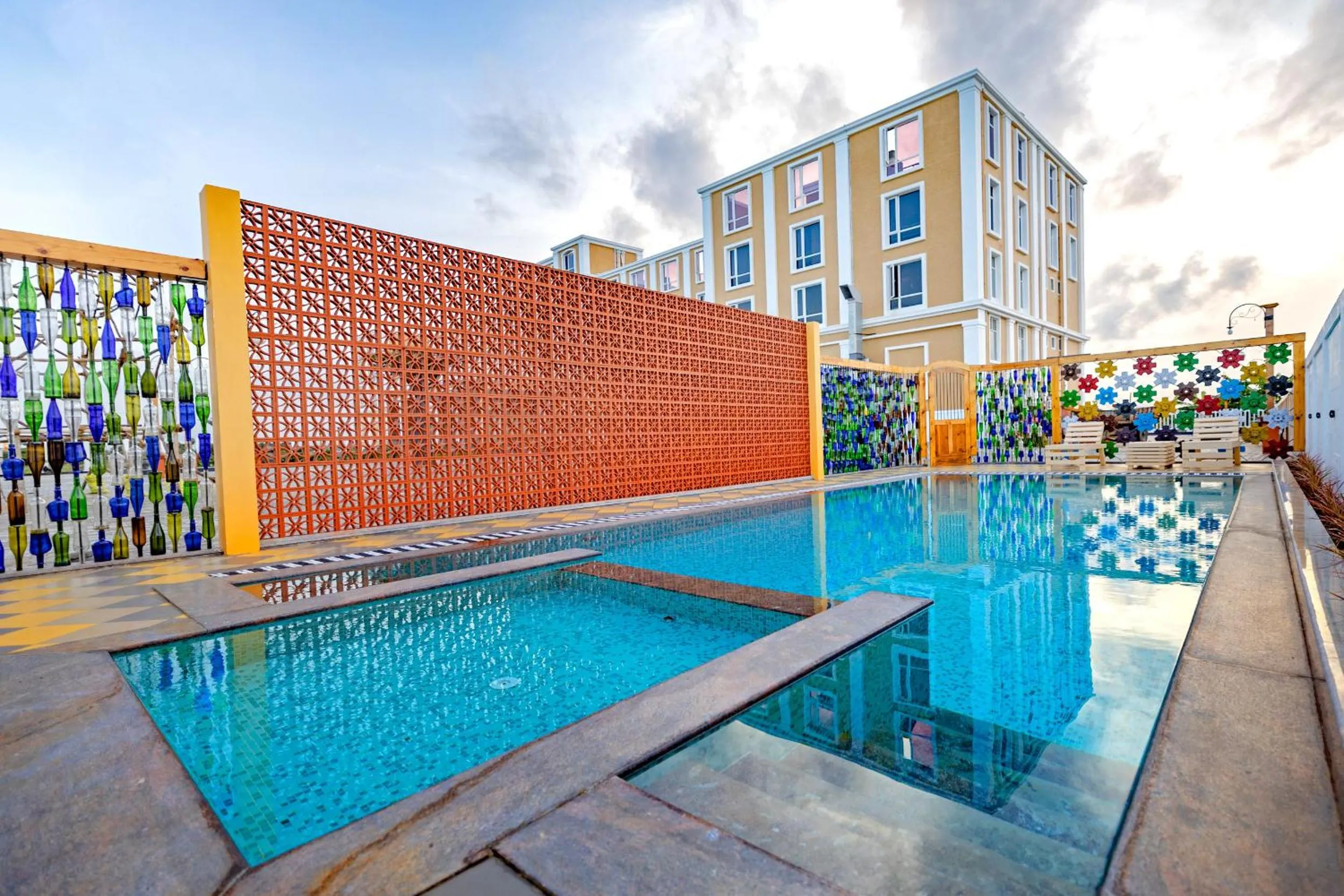 Swimming pool in Hotel SRM Grandeurs