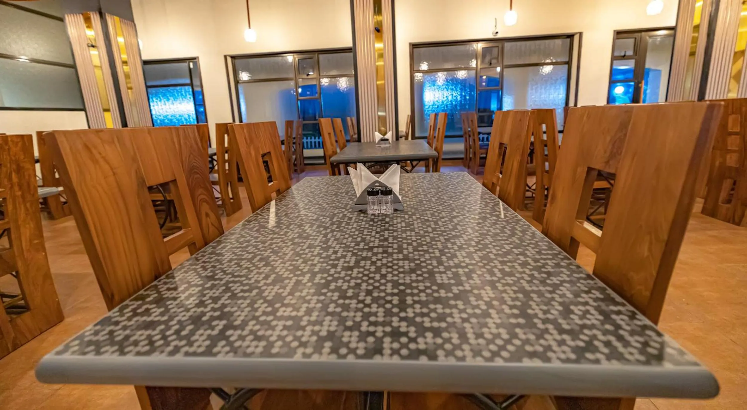 Restaurant/places to eat in Hotel SRM Grandeurs