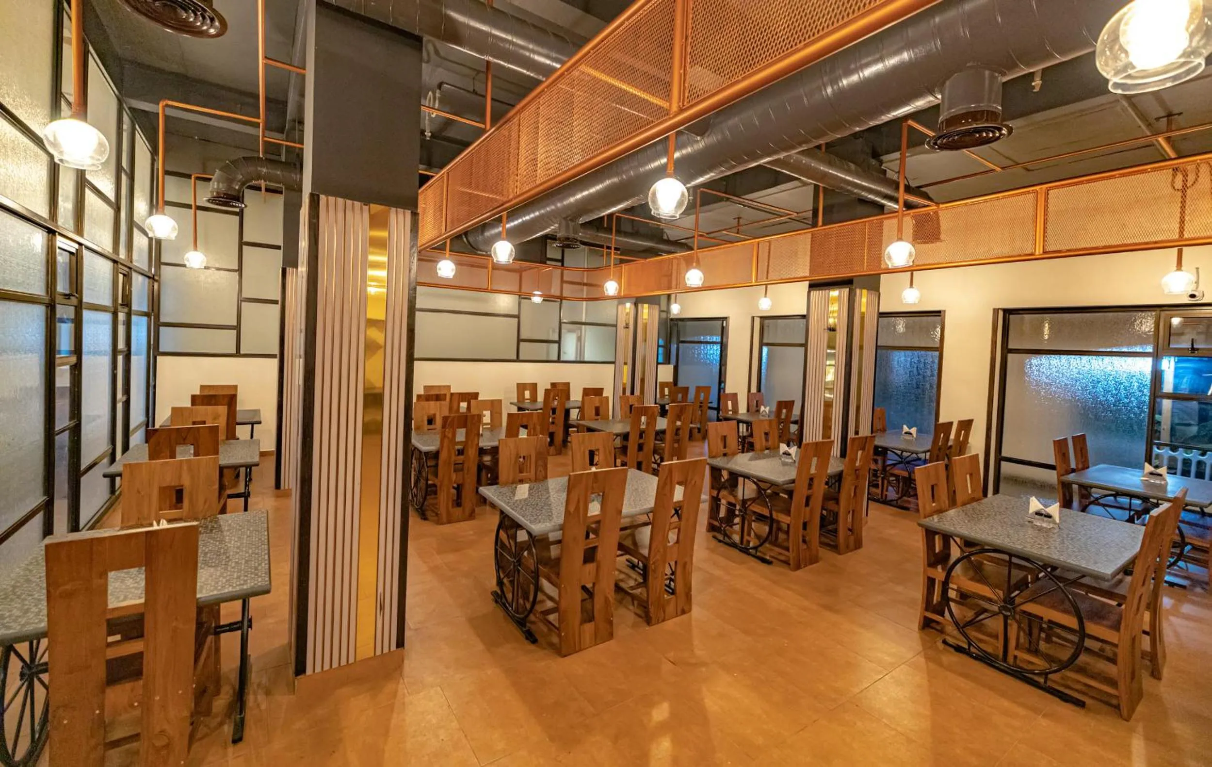 Restaurant/places to eat in Hotel SRM Grandeurs