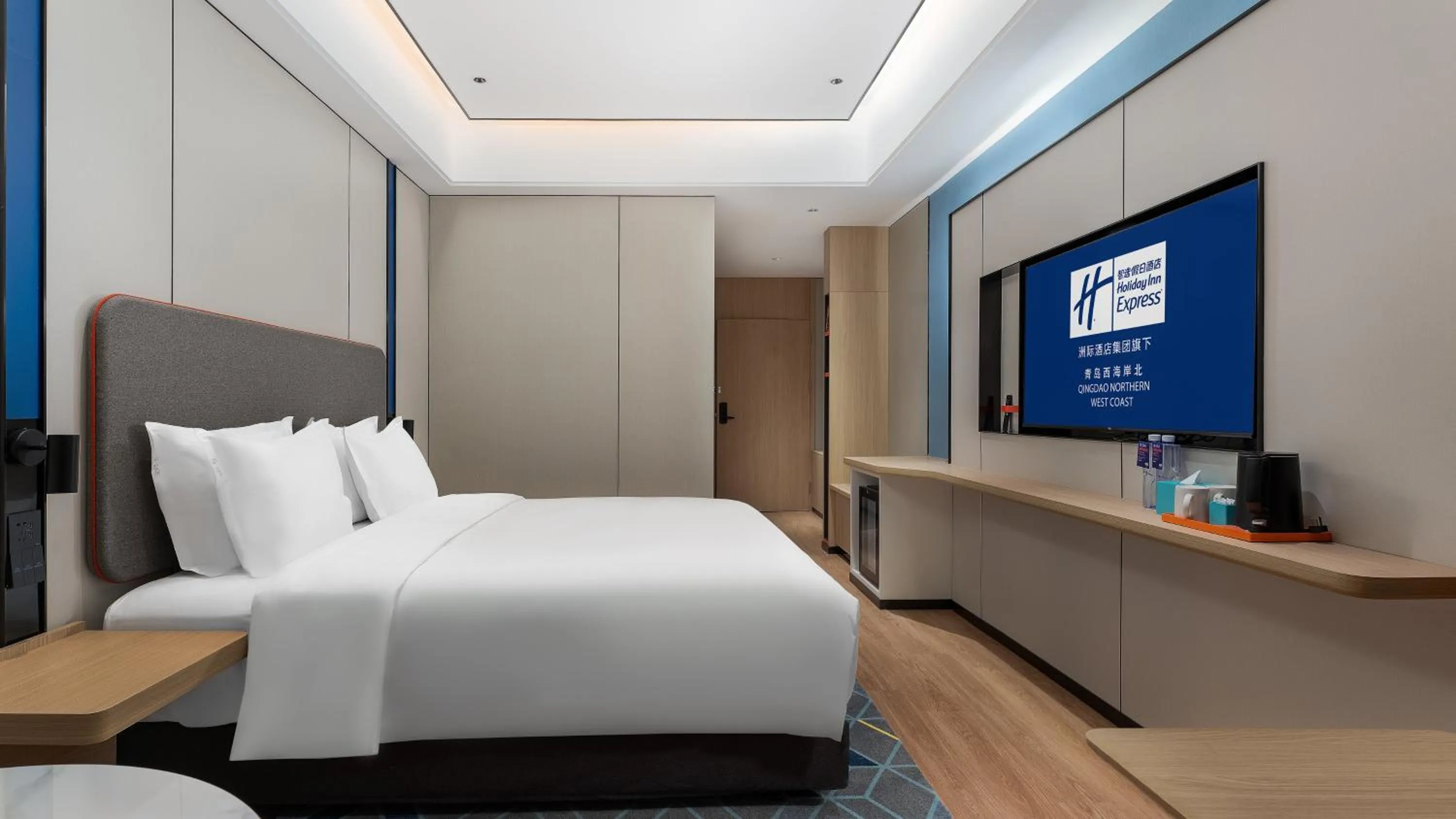 Photo of the whole room, Bed in Holiday Inn Express Qingdao Northern West Coast by IHG