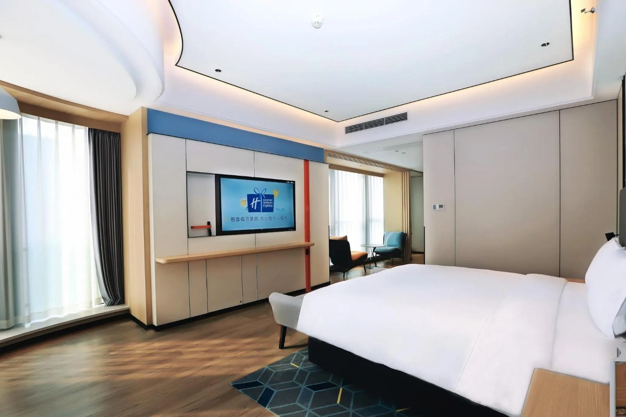 Photo of the whole room, Bed in Holiday Inn Express Qingdao Northern West Coast by IHG