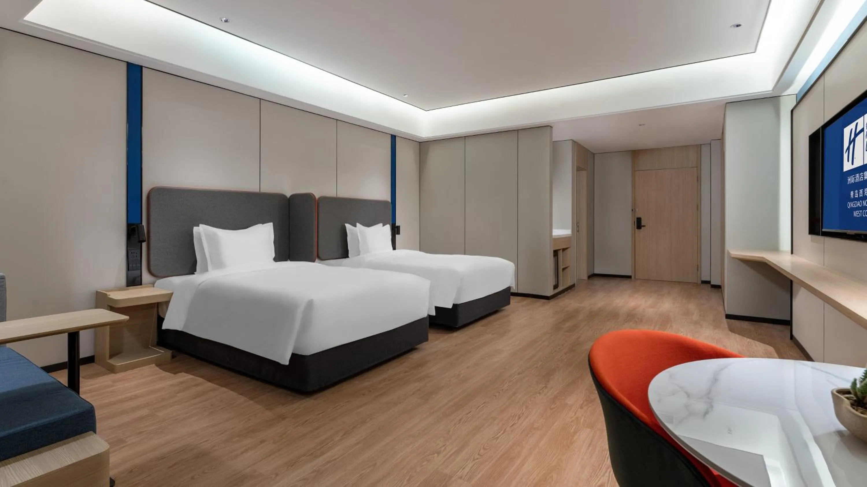Photo of the whole room, Bed in Holiday Inn Express Qingdao Northern West Coast by IHG