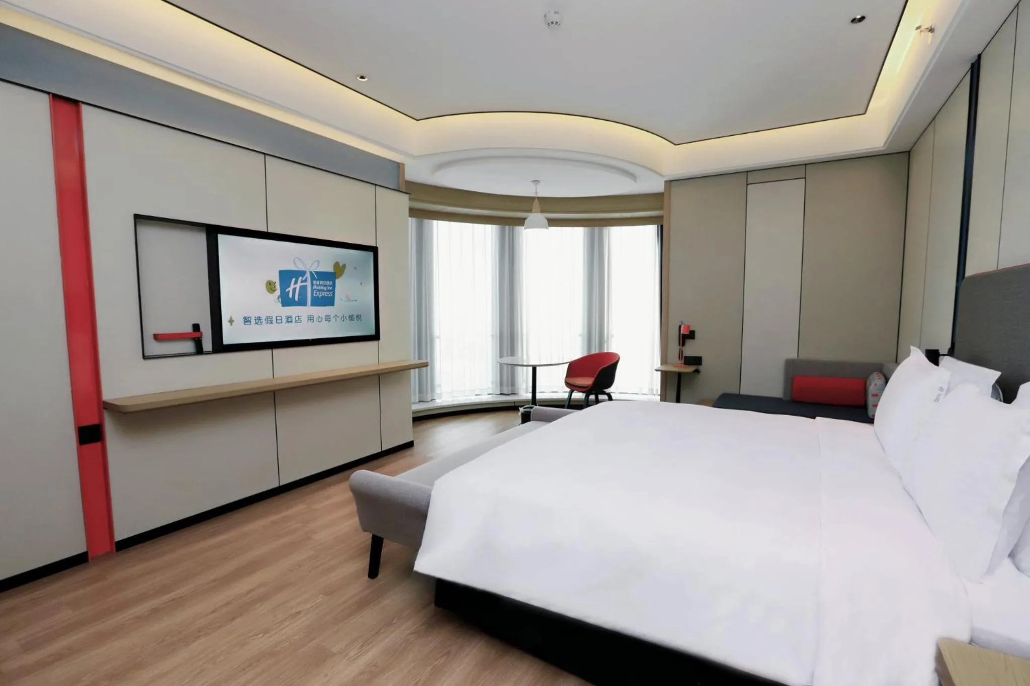 Photo of the whole room, Bed in Holiday Inn Express Qingdao Northern West Coast by IHG