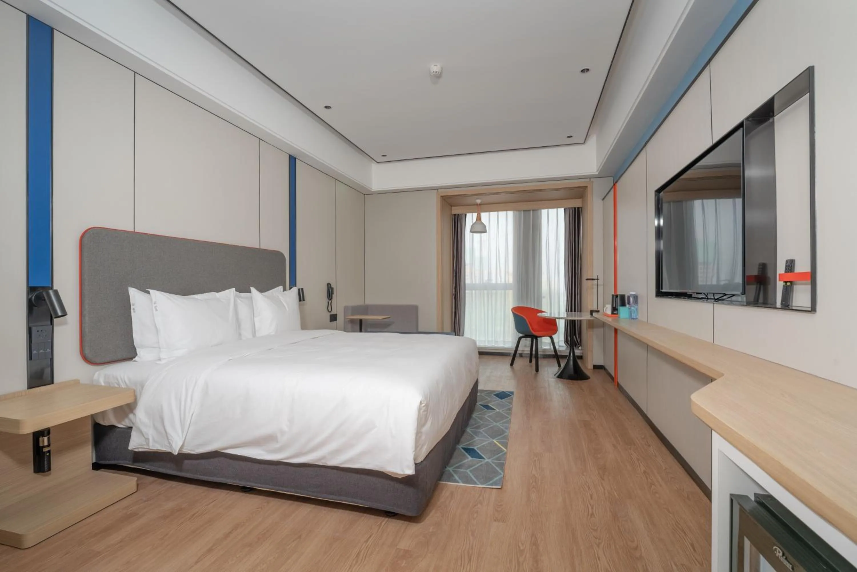 Photo of the whole room, Bed in Holiday Inn Express Qingdao Northern West Coast by IHG