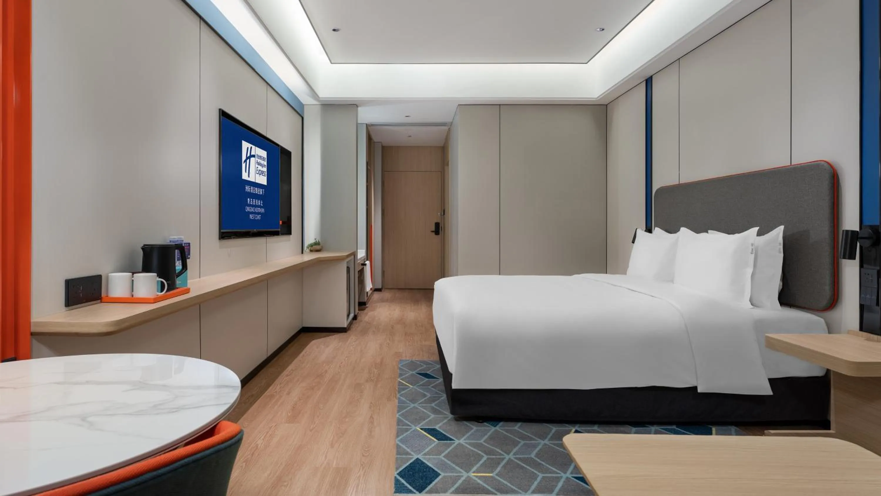 Photo of the whole room, Bed in Holiday Inn Express Qingdao Northern West Coast by IHG