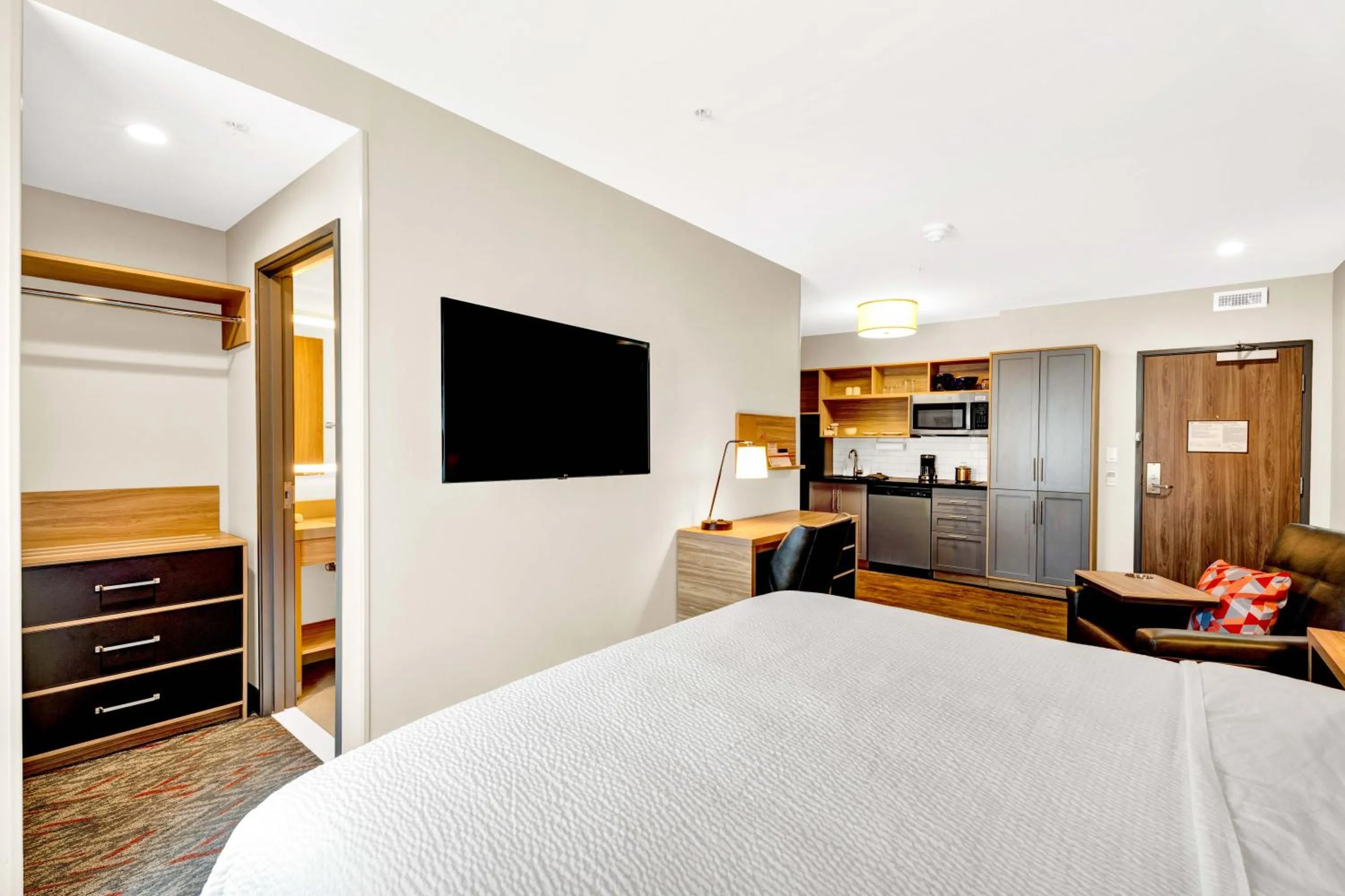 Bed in Candlewood Suites - Detroit - Auburn Hills by IHG