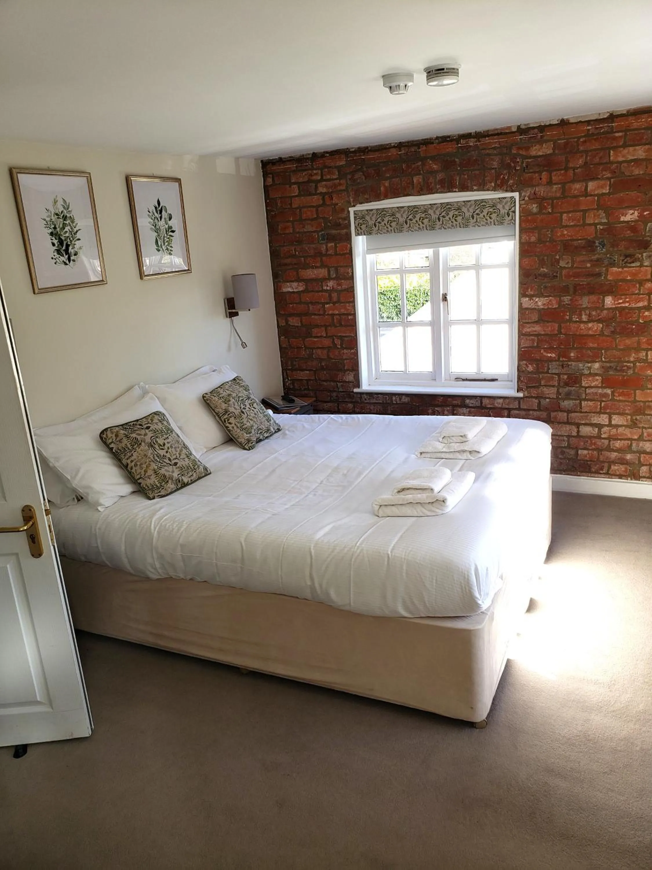 Bedroom, Bed in Watership Down Inn