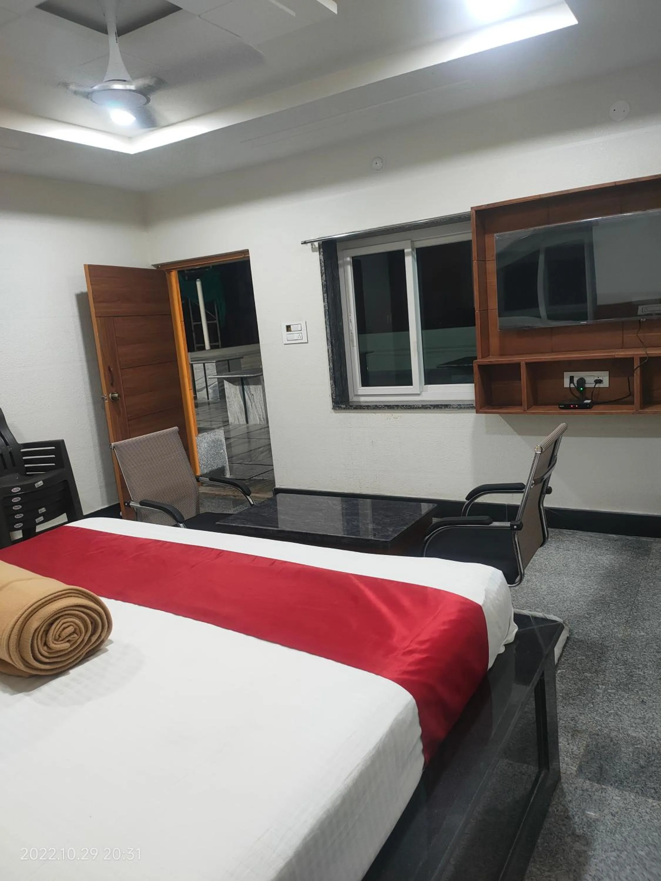 Bedroom in Hotel New Maruthi Inn, LB Nagar