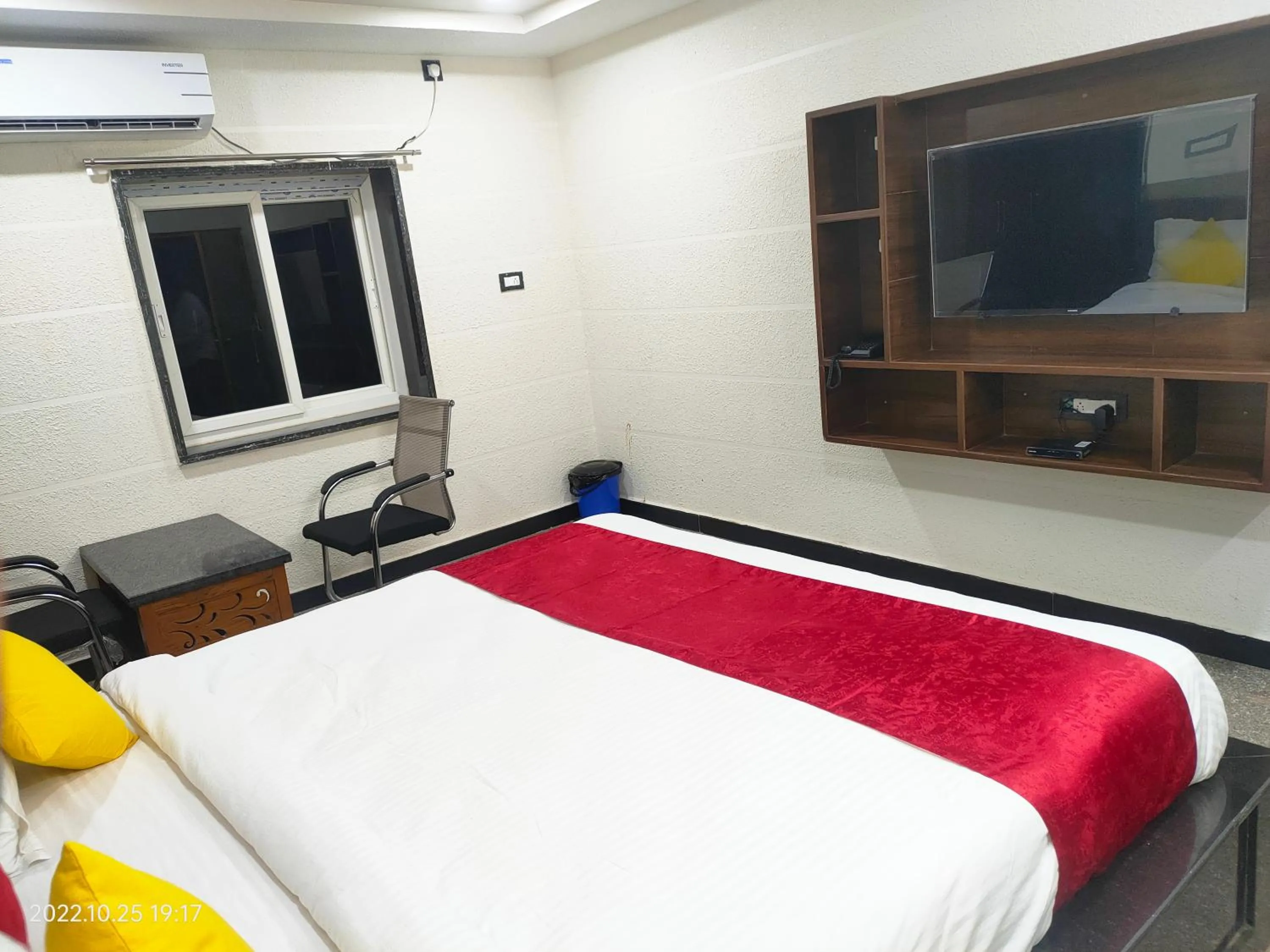 Photo of the whole room, Bed in Hotel New Maruthi Inn, LB Nagar