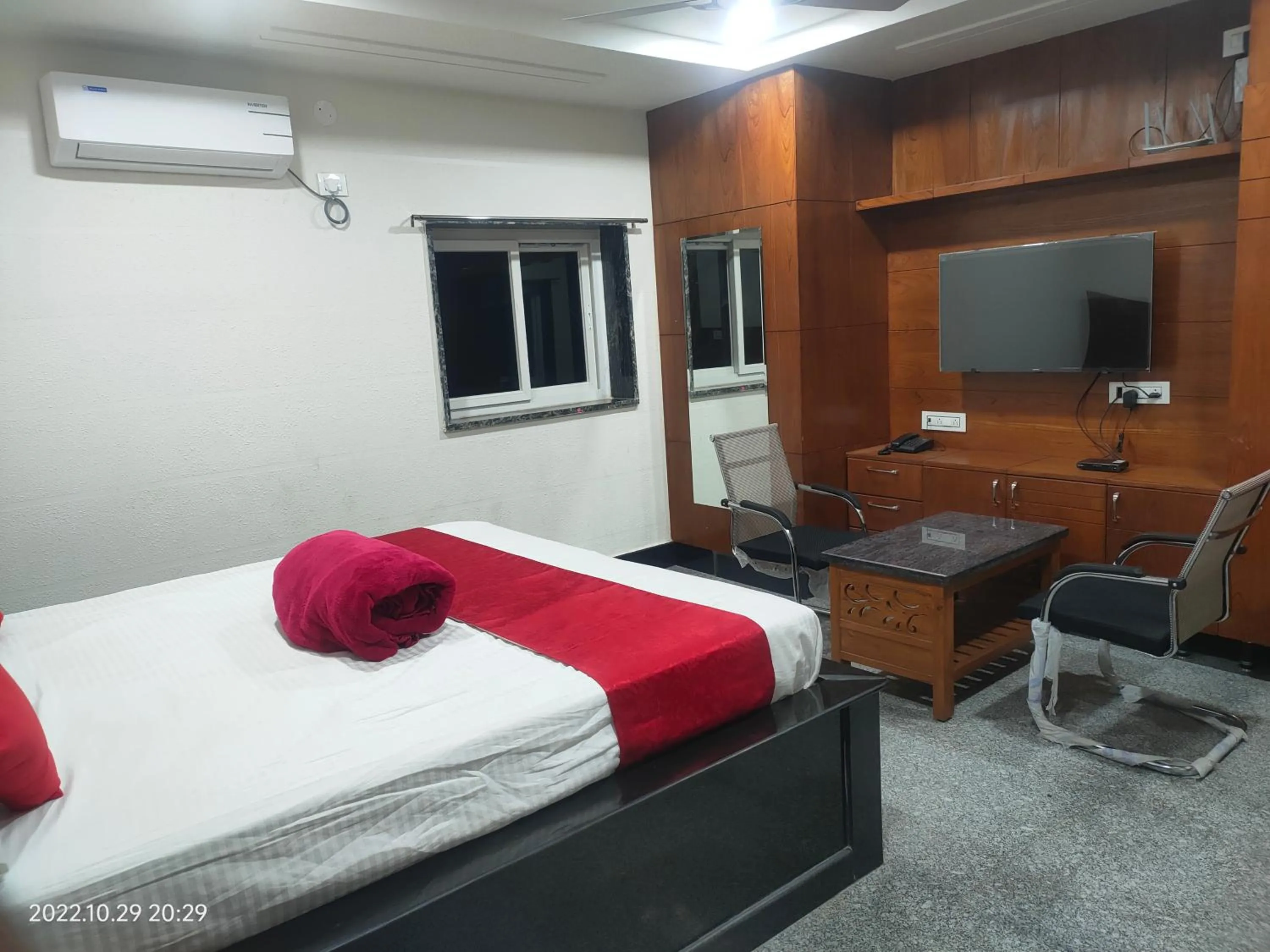 Bedroom, Bed in Hotel New Maruthi Inn, LB Nagar