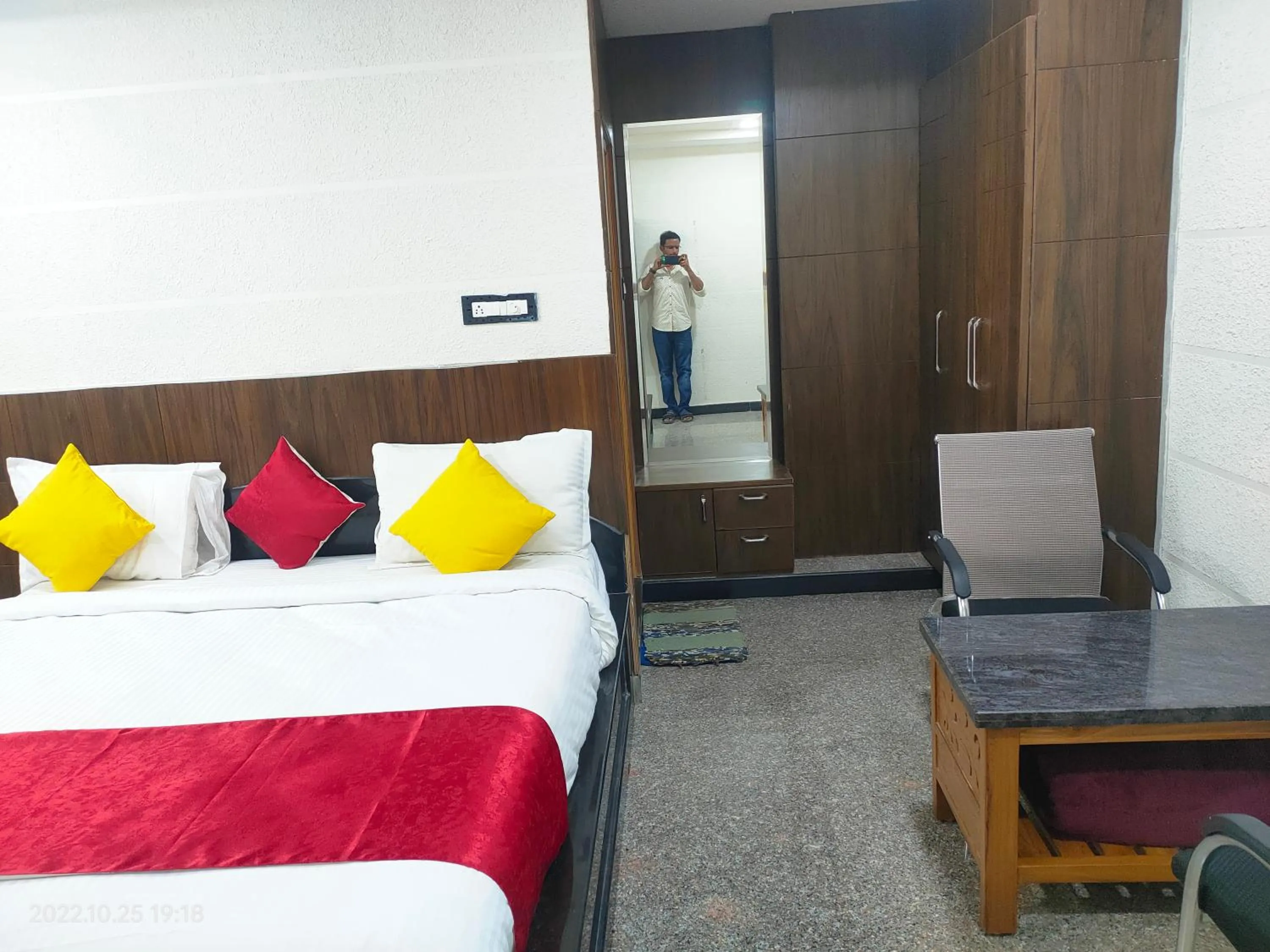 People, Bed in Hotel New Maruthi Inn, LB Nagar