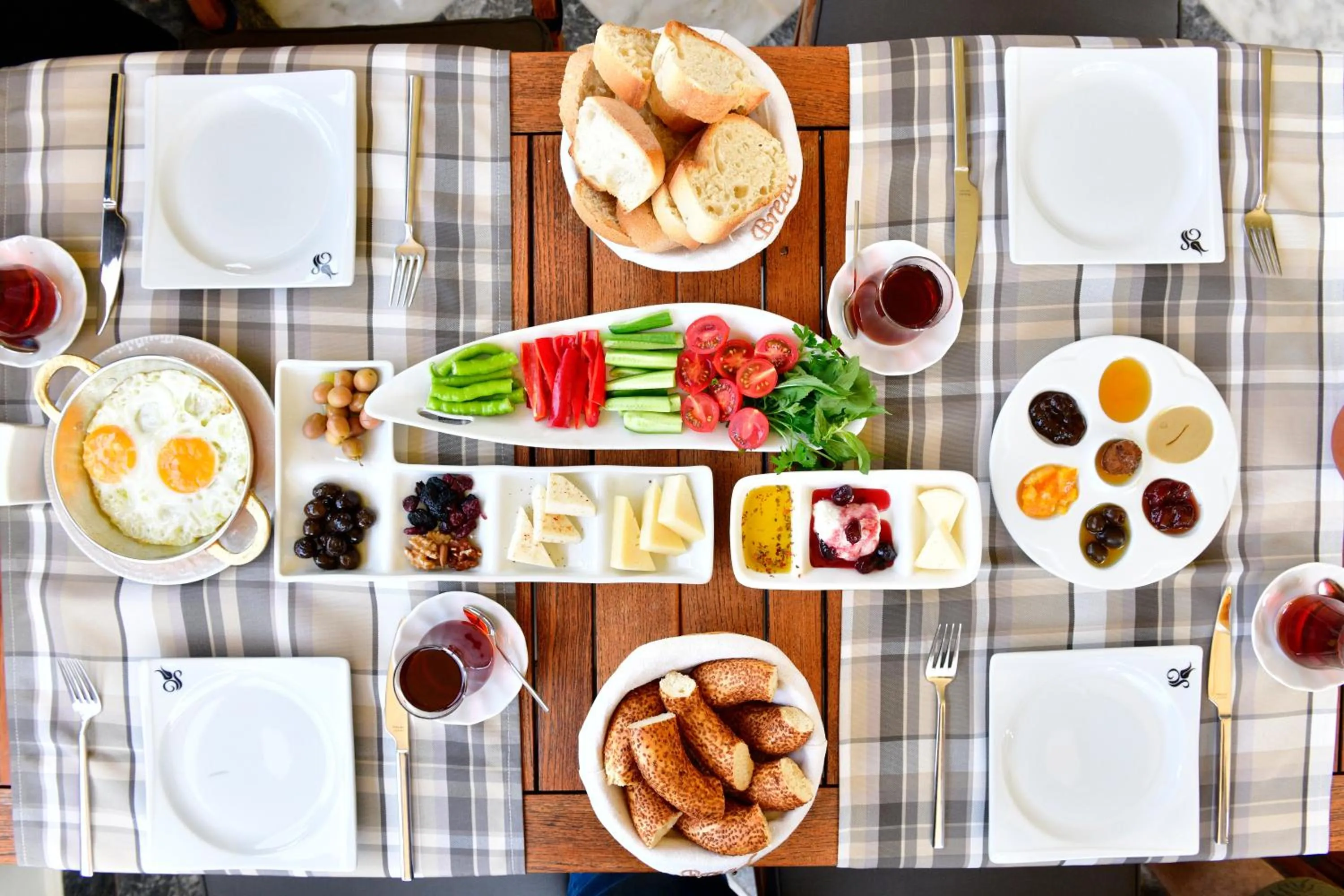 Food and drinks in Siyah Lale Cunda 1841