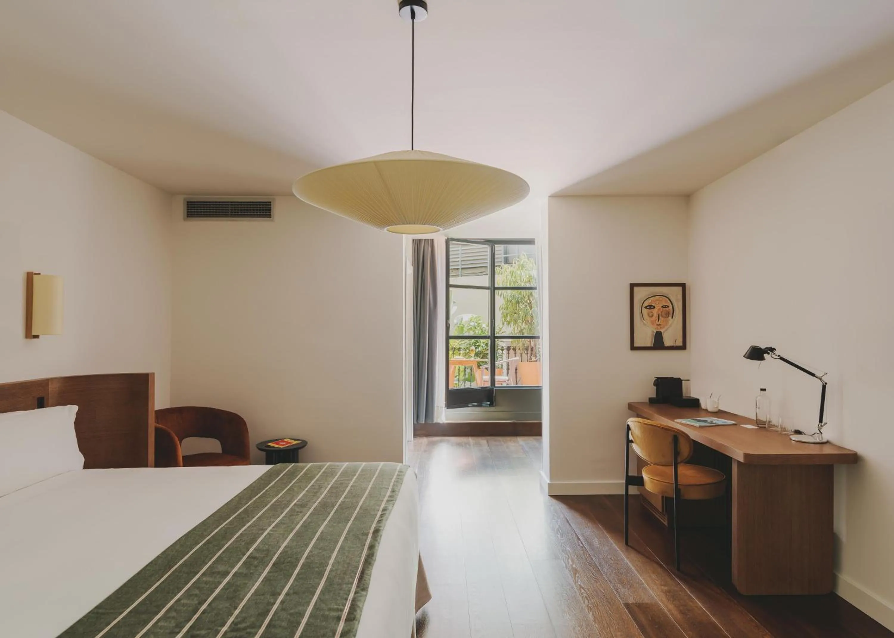 Photo of the whole room, Bed in Hotel Regina Barcelona