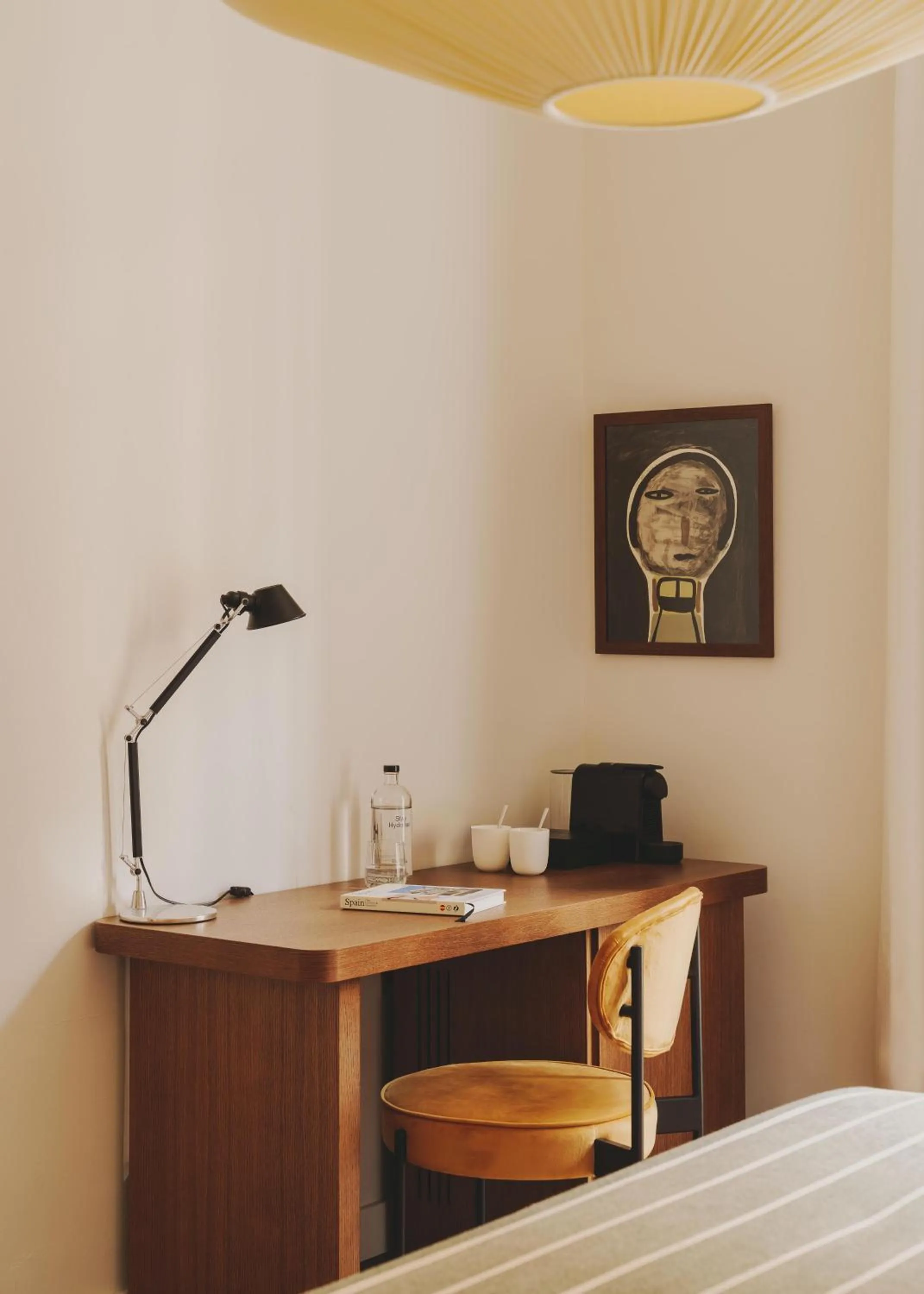 Photo of the whole room, Bed in Hotel Regina Barcelona