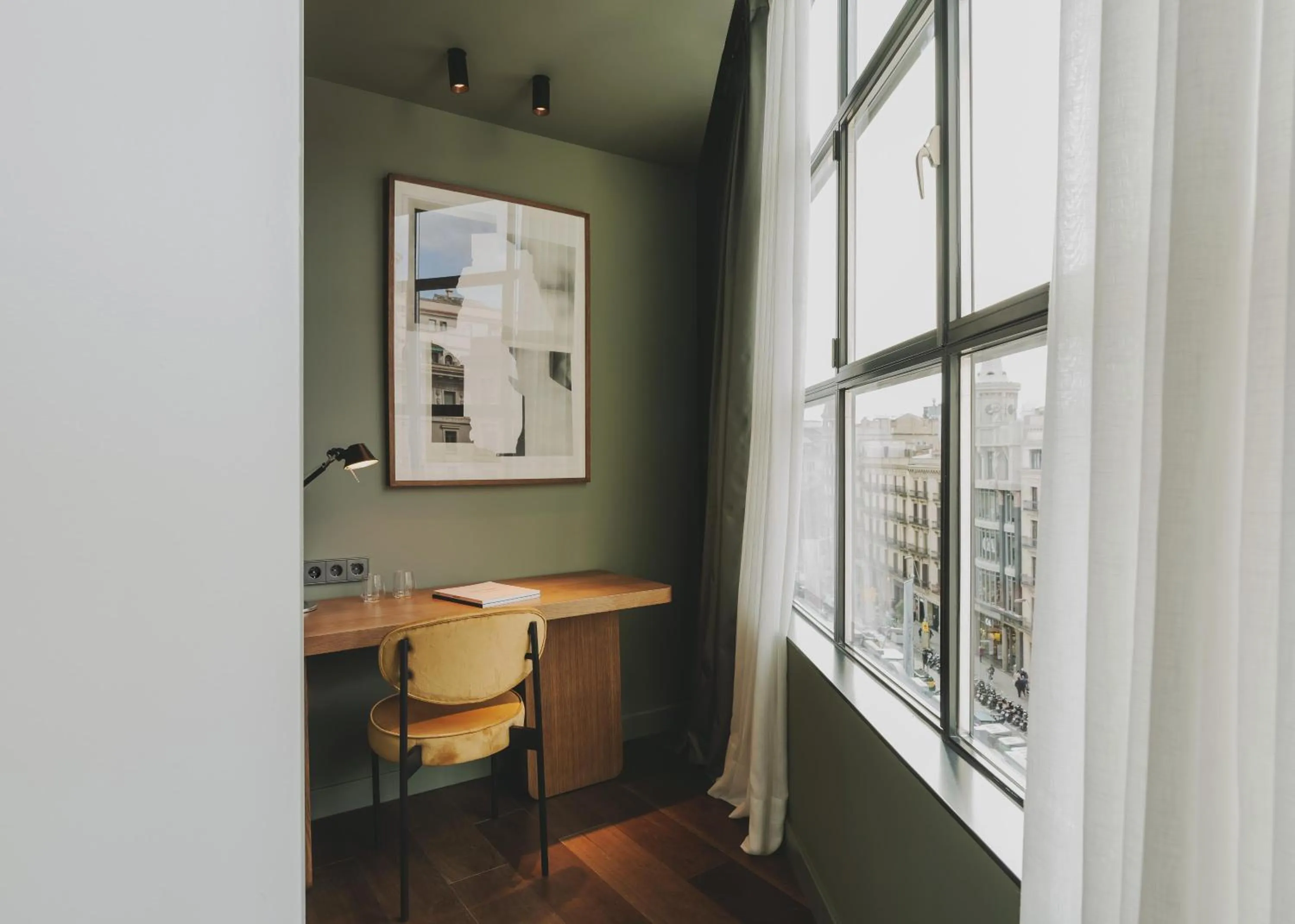 Photo of the whole room in Hotel Regina Barcelona