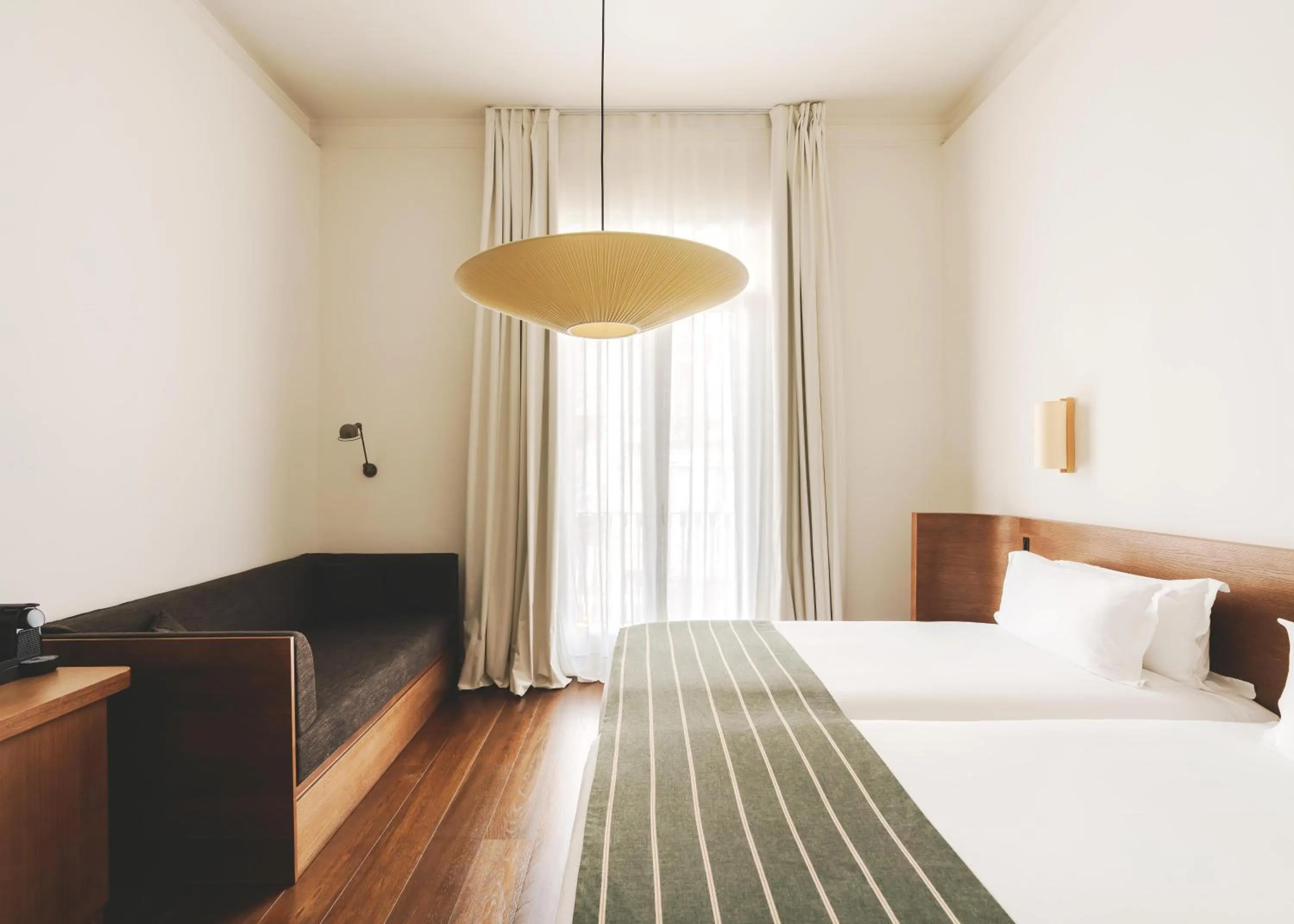 Photo of the whole room, Bed in Hotel Regina Barcelona