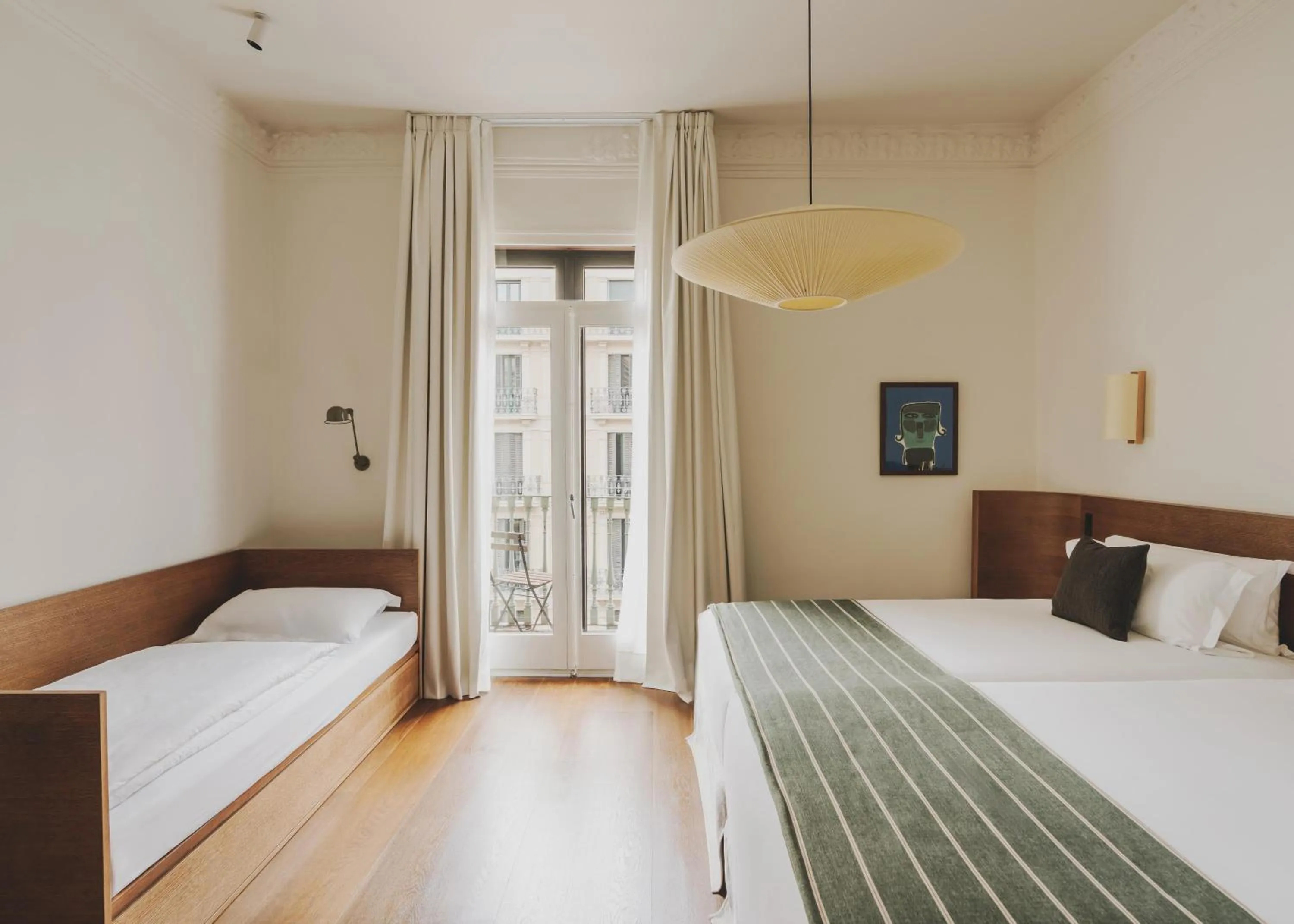 Photo of the whole room, Bed in Hotel Regina Barcelona