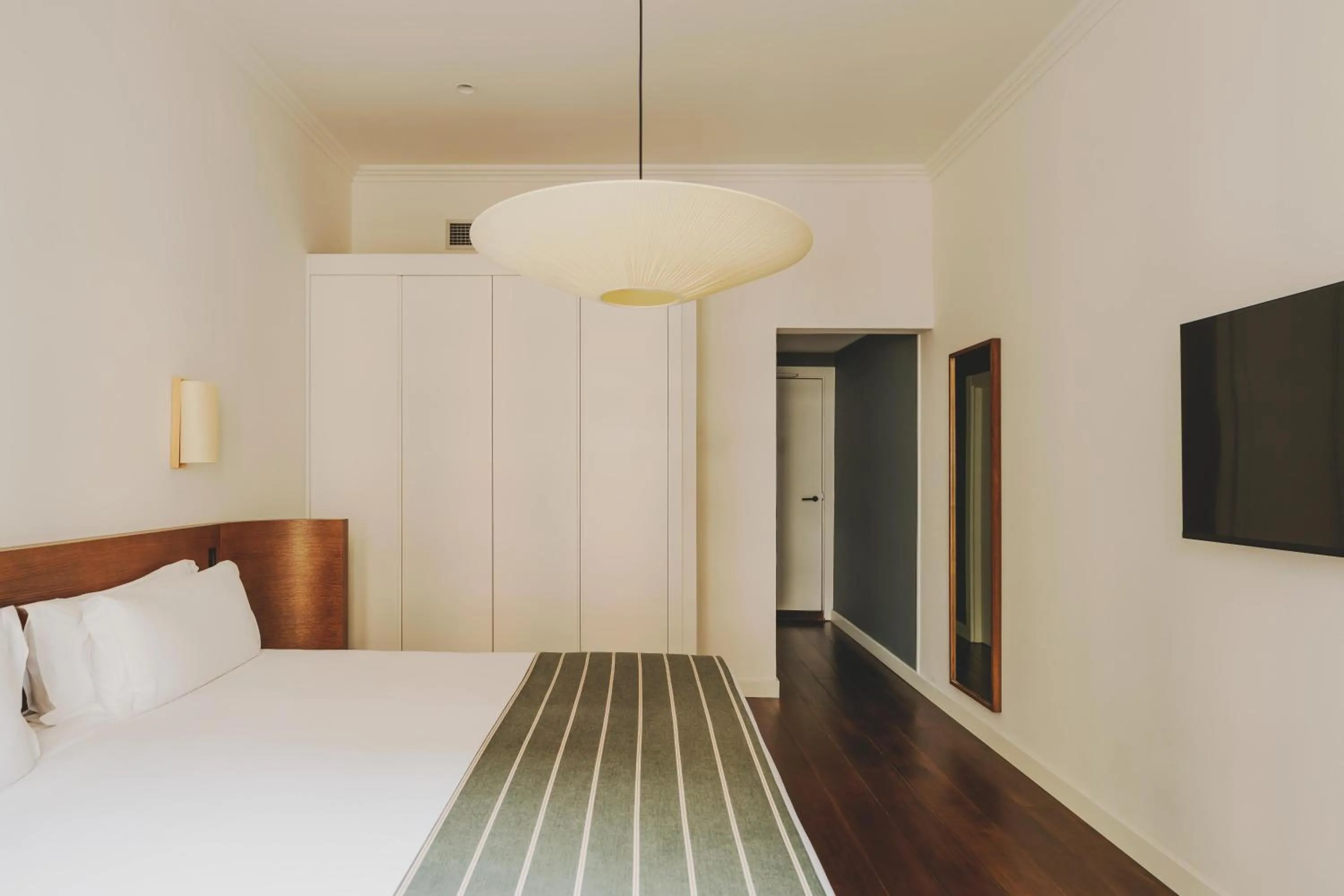 Photo of the whole room, Bed in Hotel Regina Barcelona