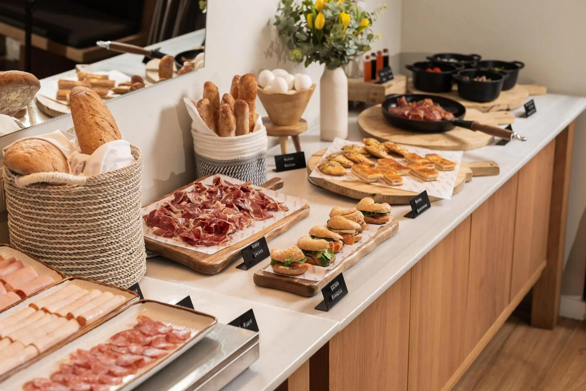 Restaurant/places to eat in Hotel Regina Barcelona