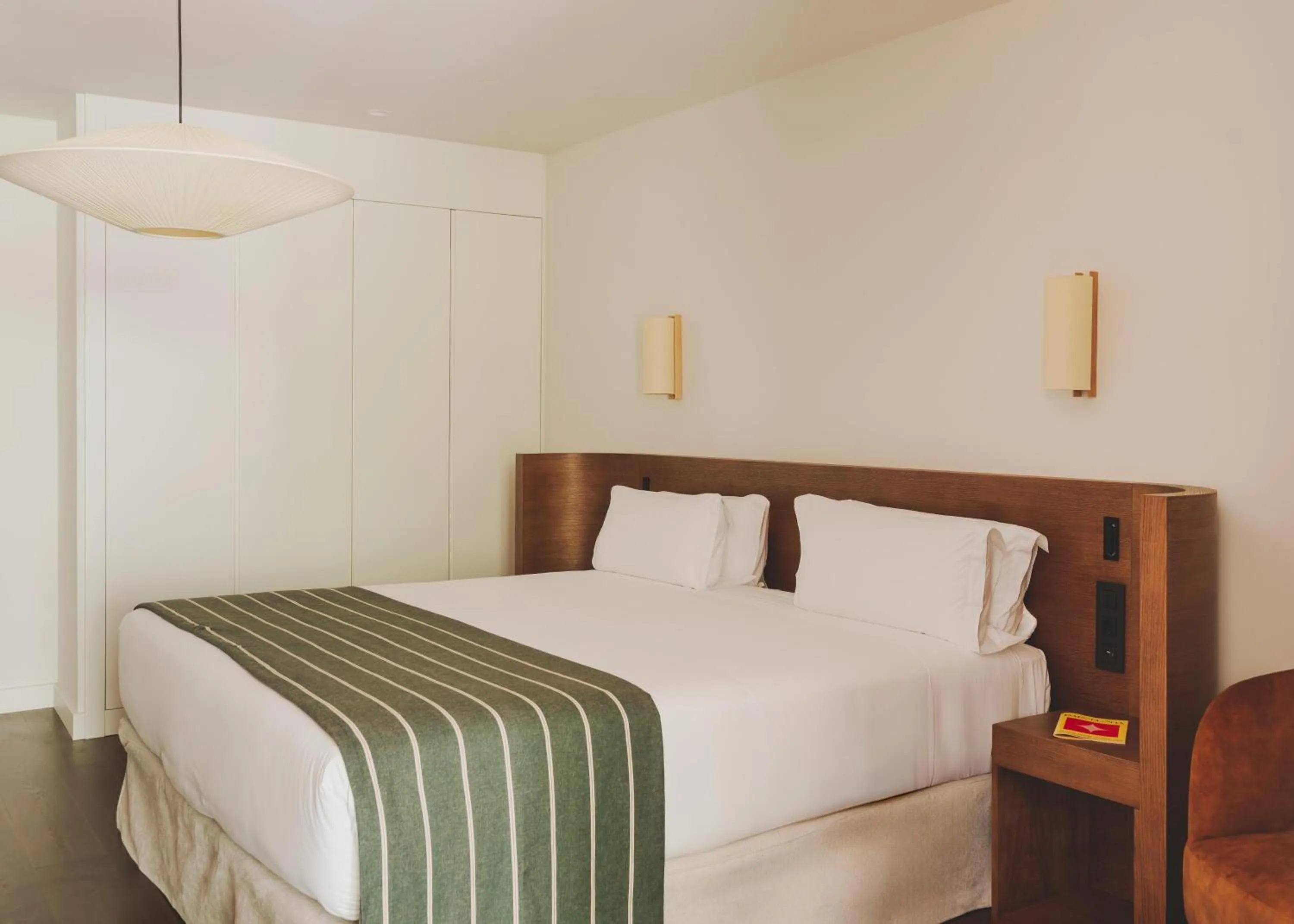 Photo of the whole room, Bed in Hotel Regina Barcelona