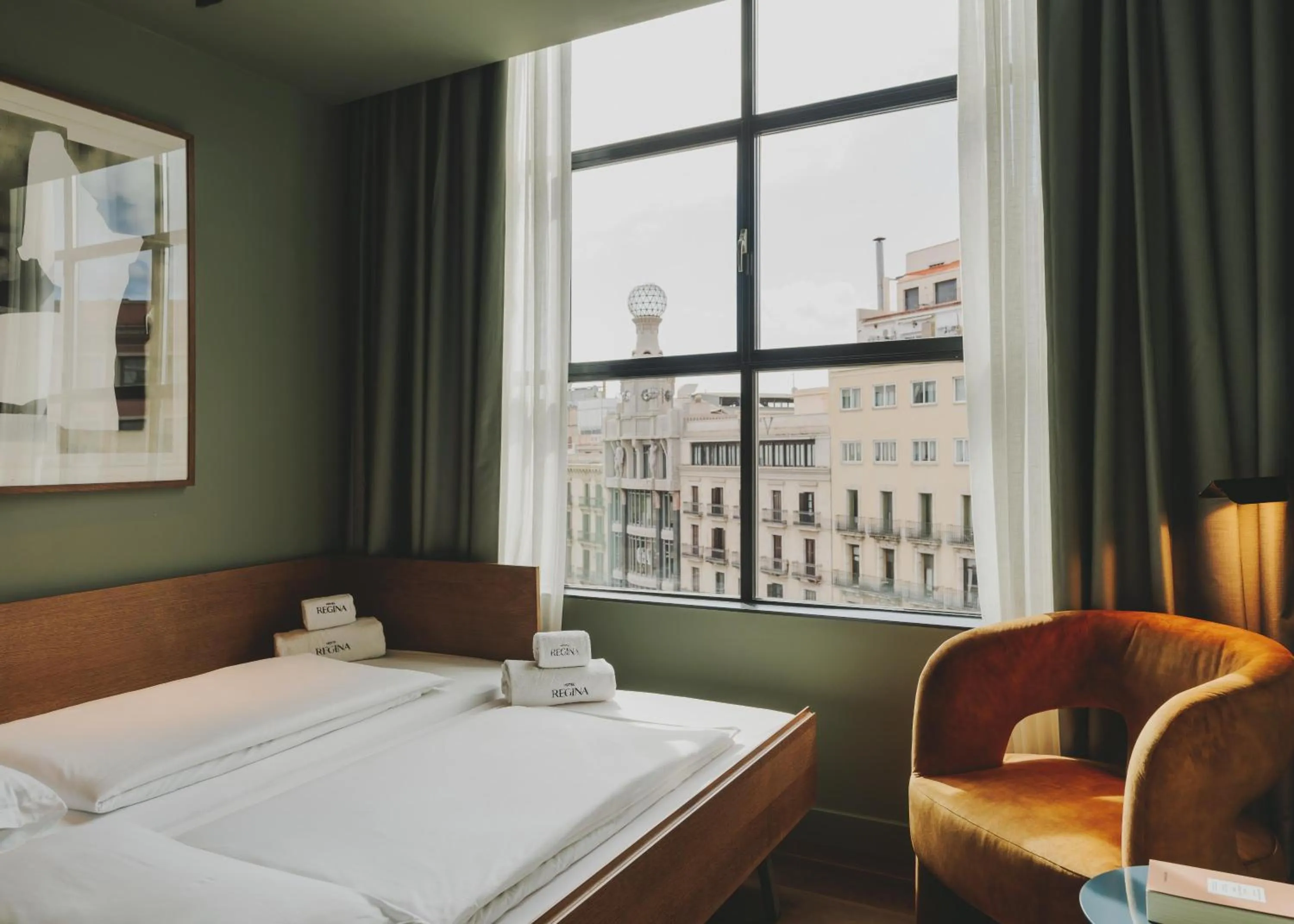 Photo of the whole room, Bed in Hotel Regina Barcelona