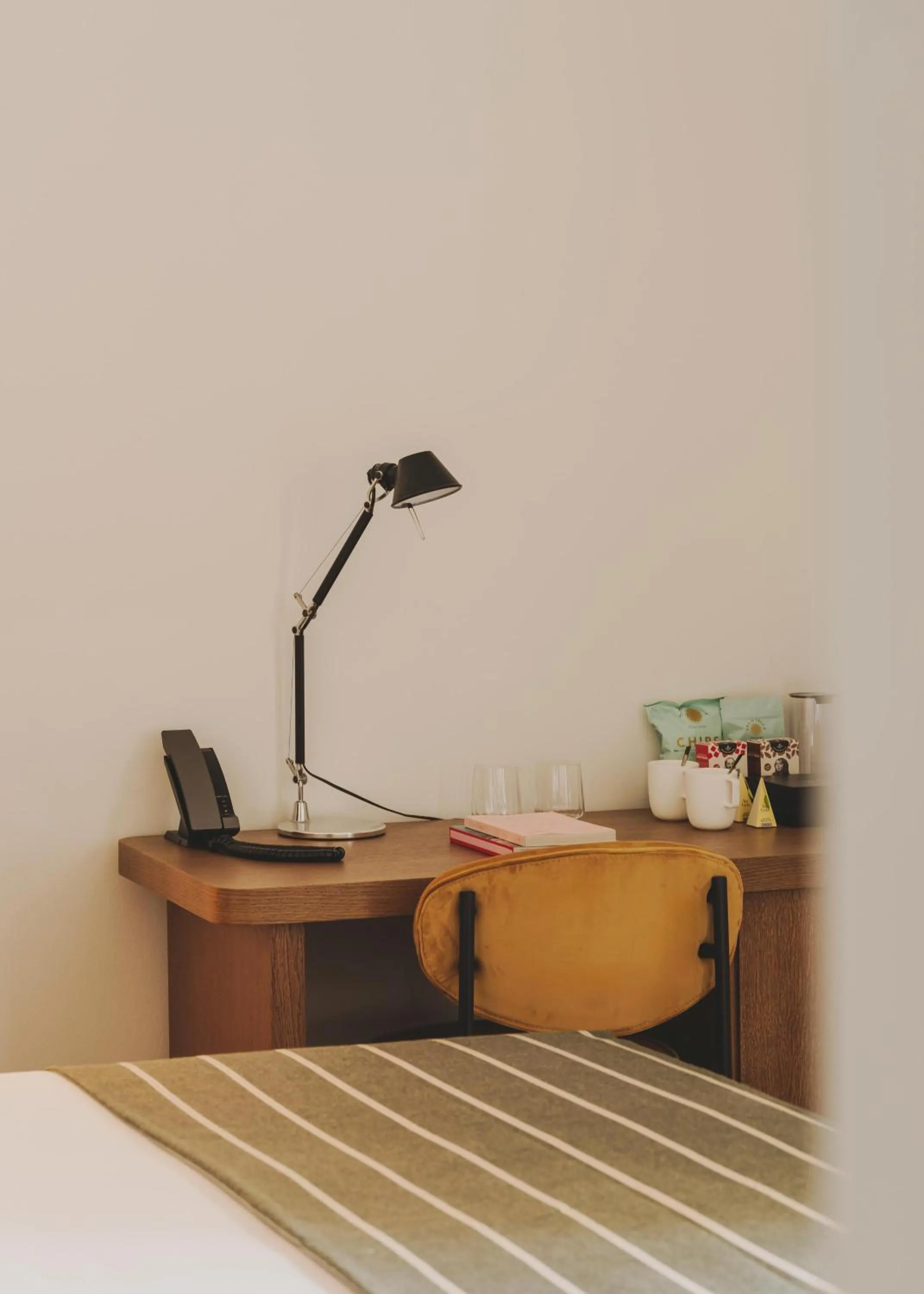 Photo of the whole room, Bed in Hotel Regina Barcelona