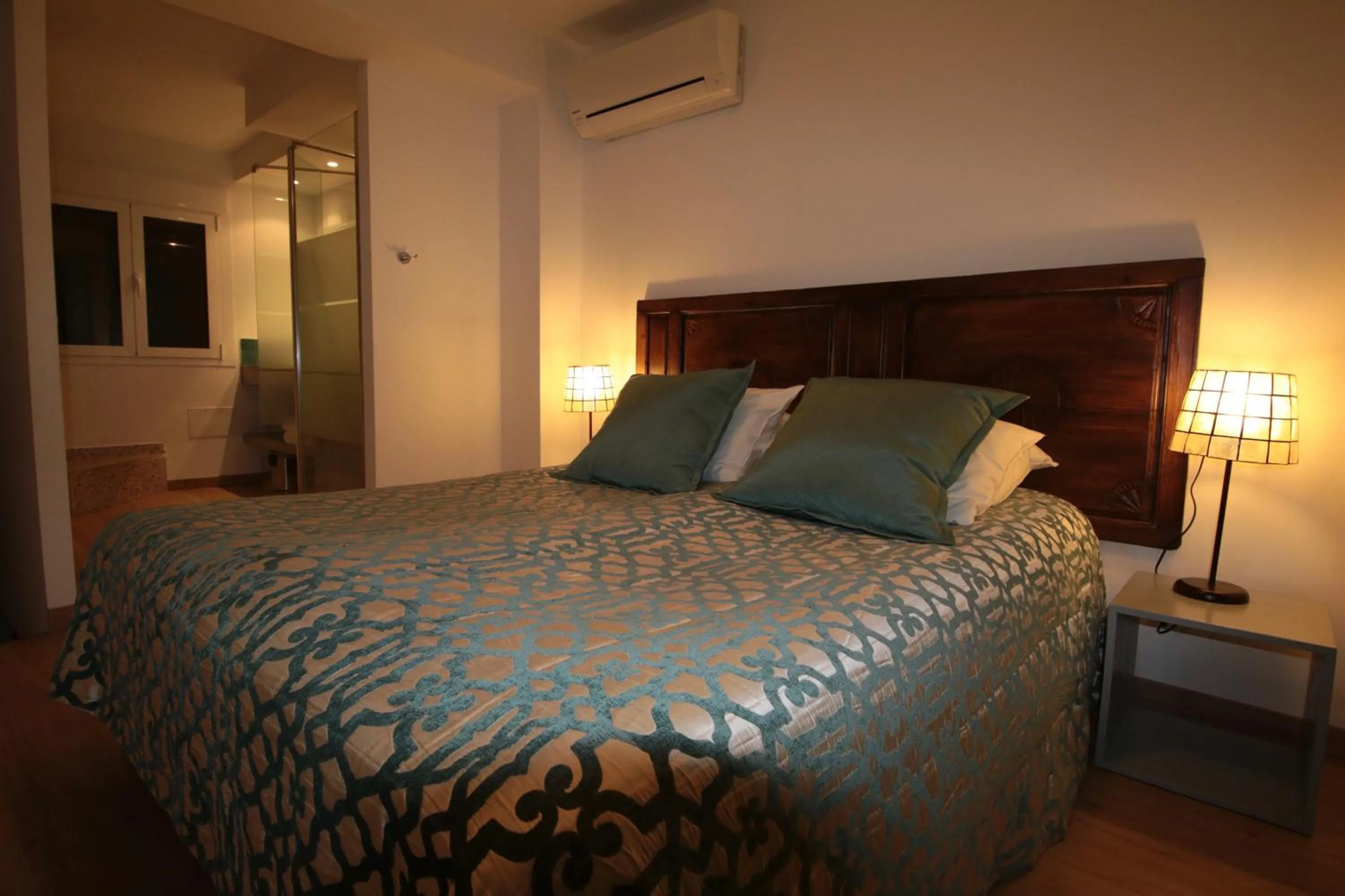 Shower, Bed in Boutique Hotel La Posada del Angel Ojén