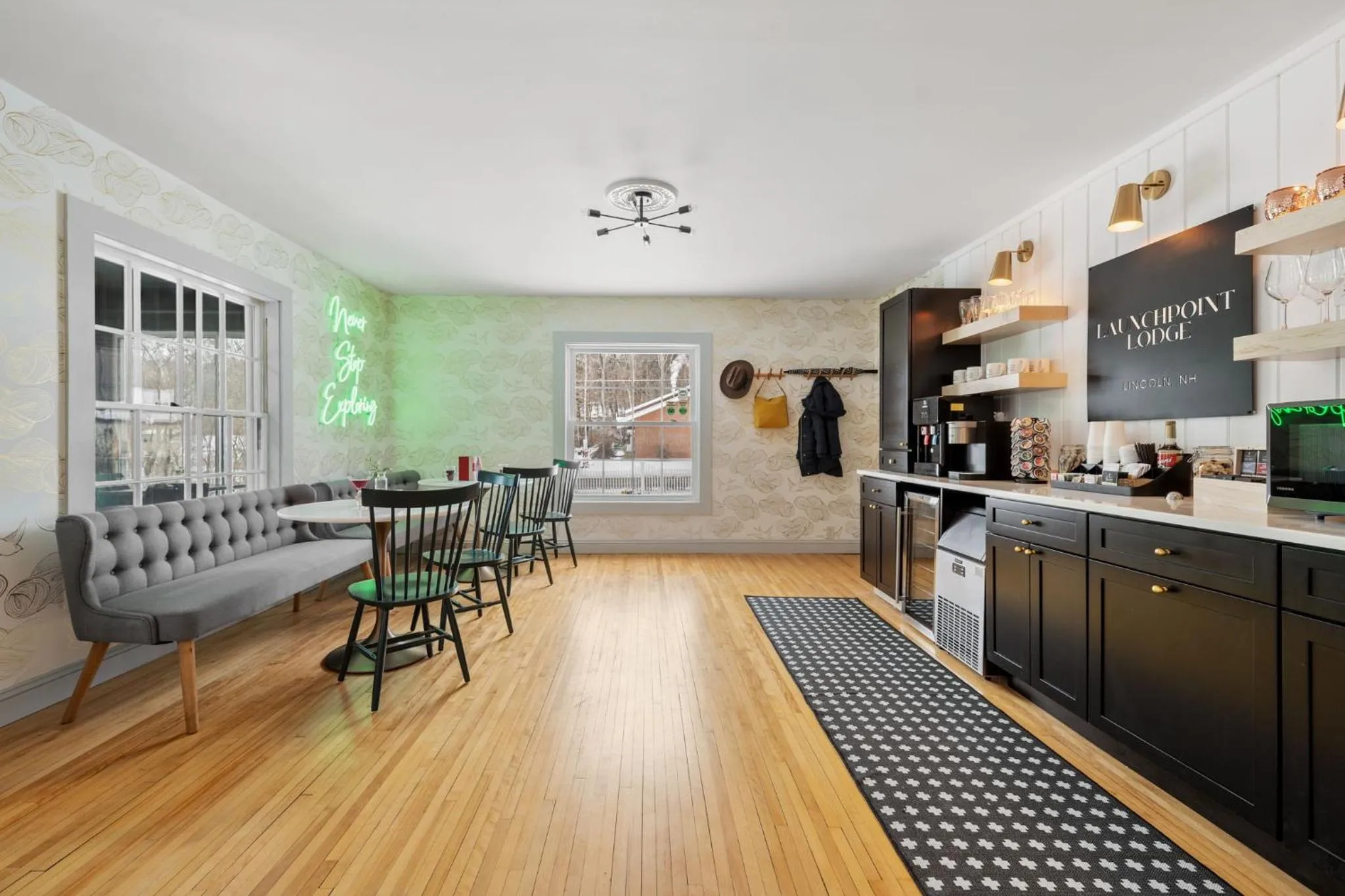 Coffee/tea facilities, Bed in Launchpoint Lodge