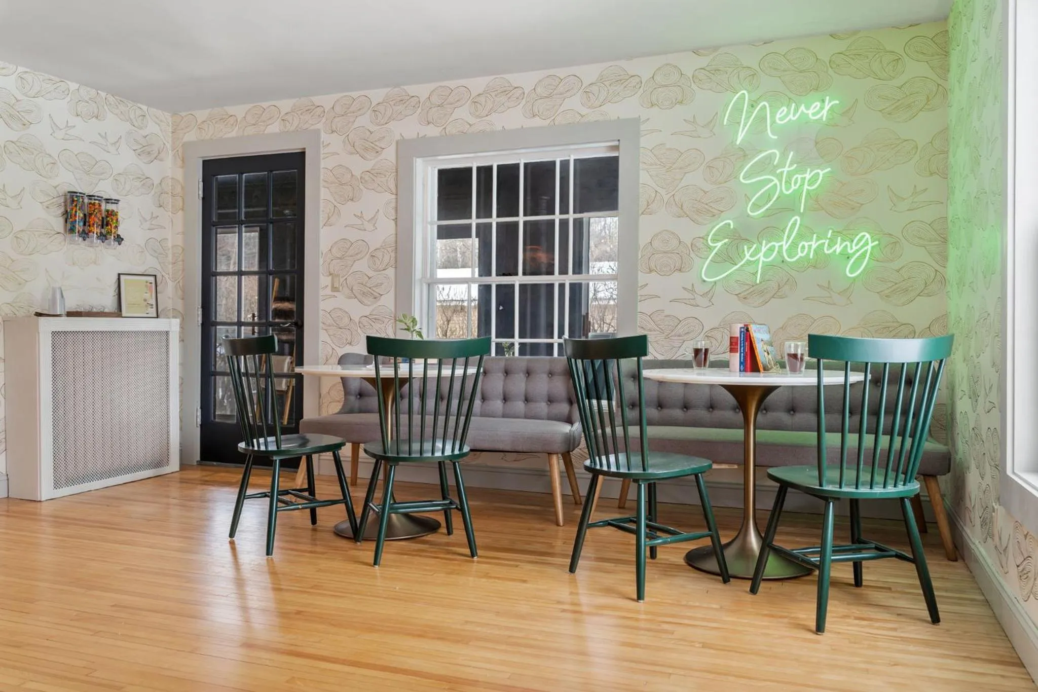 Coffee/tea facilities in Launchpoint Lodge