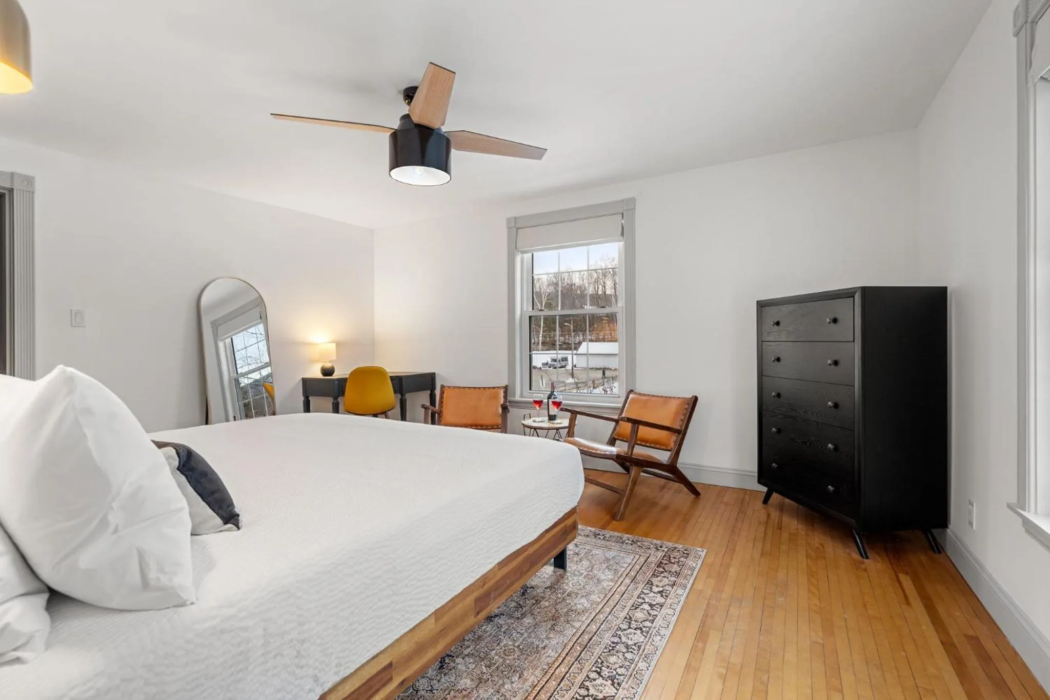 Photo of the whole room, Bed in Launchpoint Lodge