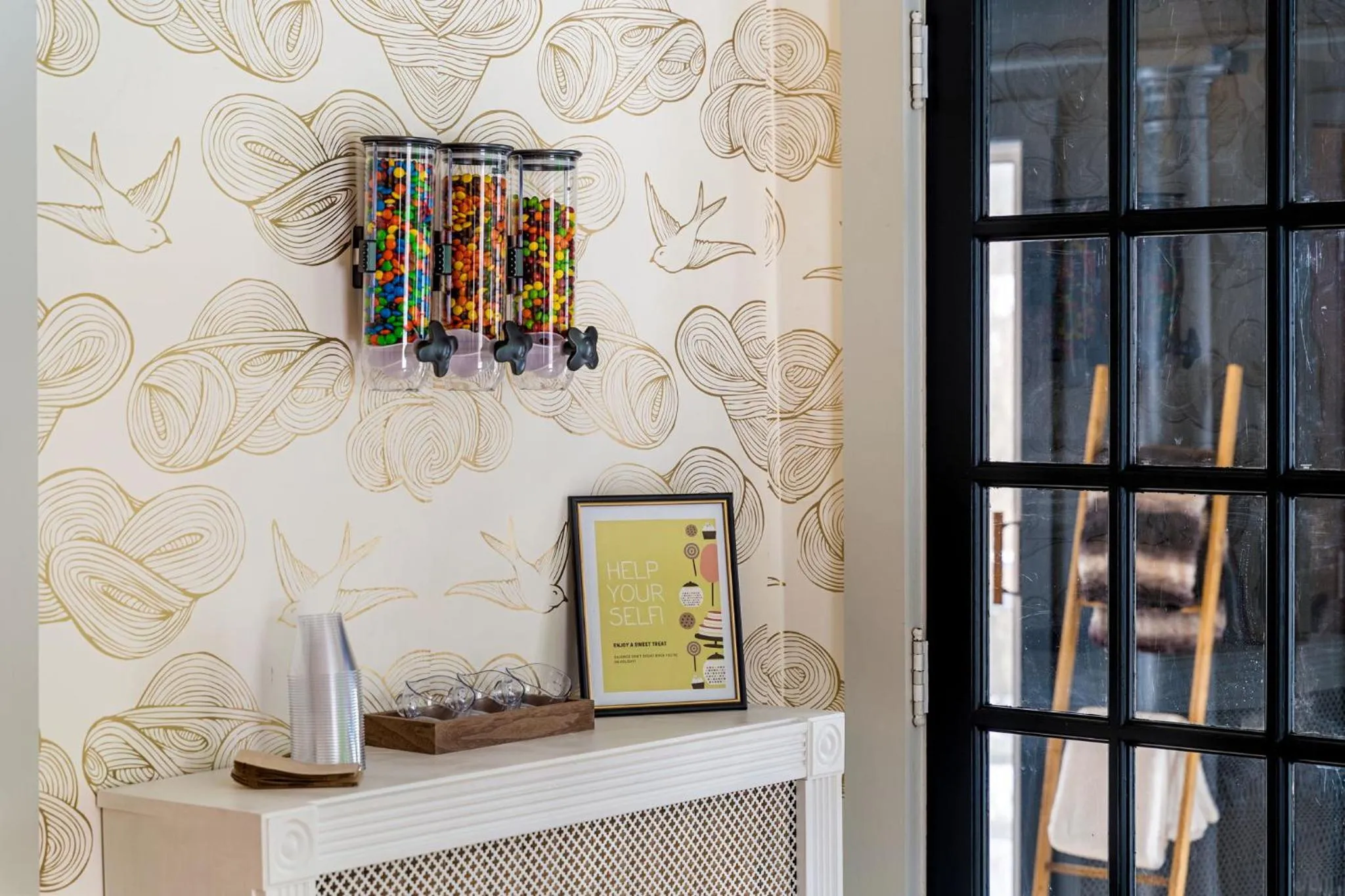 Coffee/tea facilities in Launchpoint Lodge