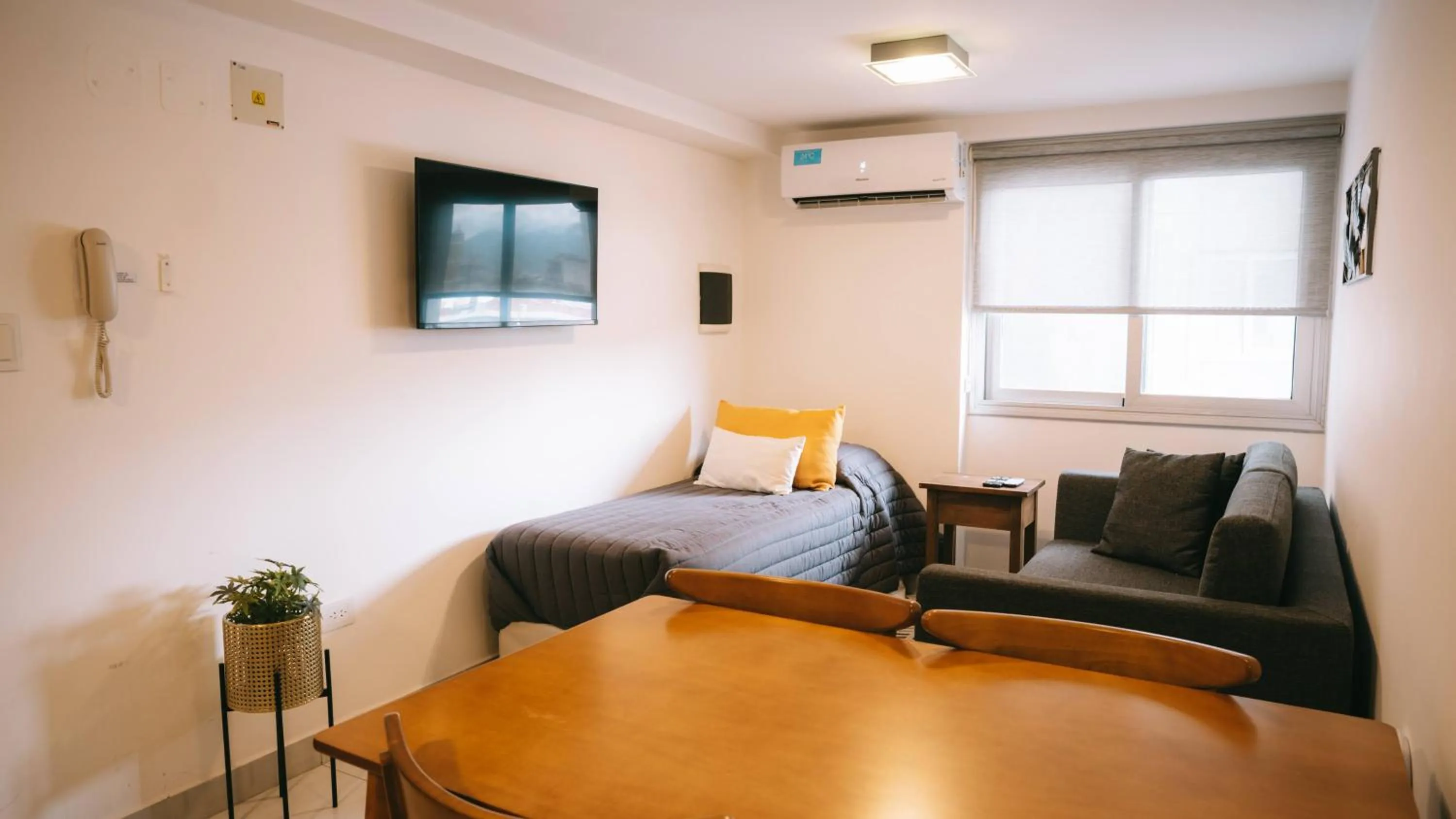 Communal lounge/ TV room in HOMEFULL Apartamentos