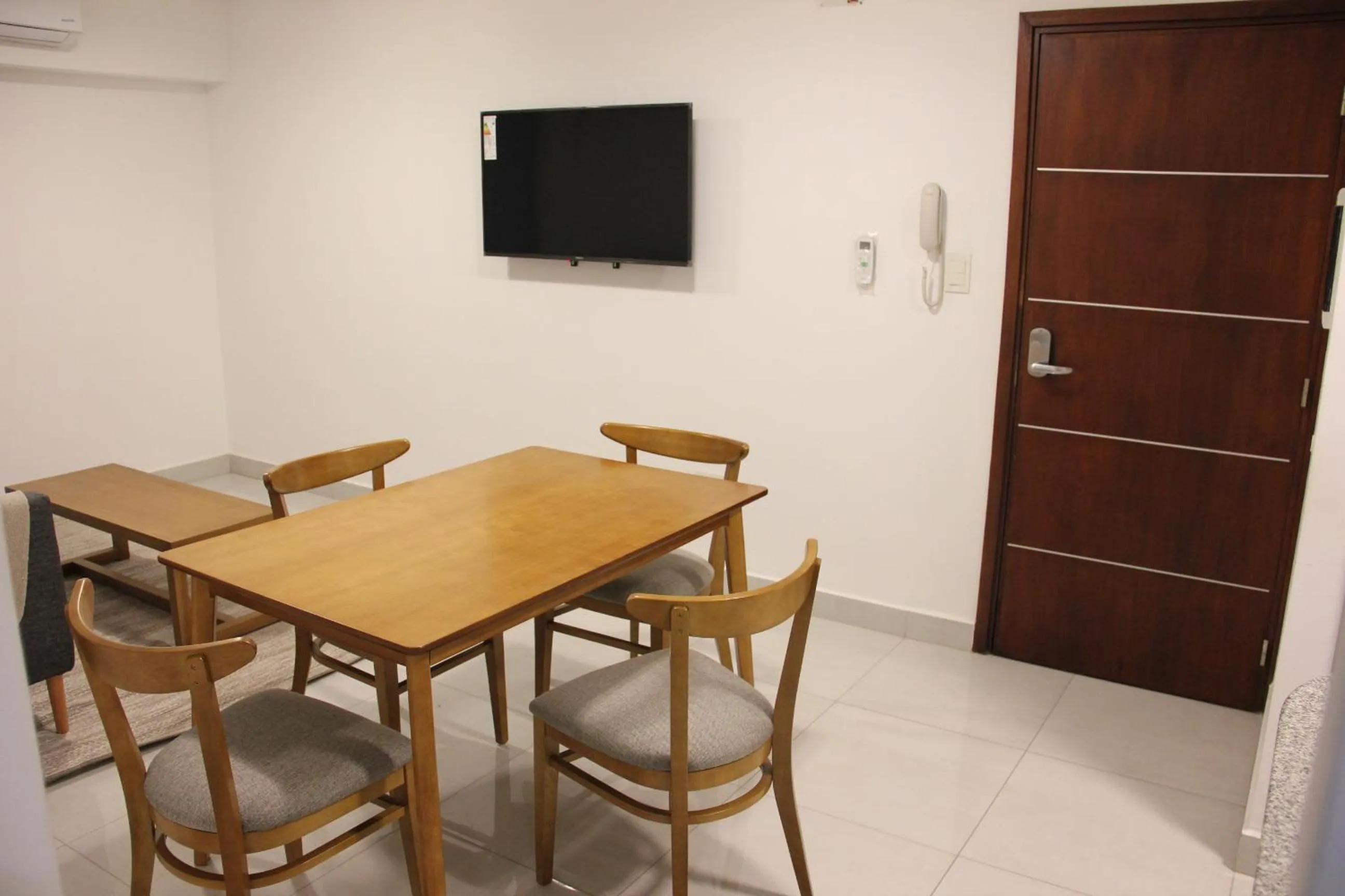 Communal lounge/ TV room in HOMEFULL Apartamentos