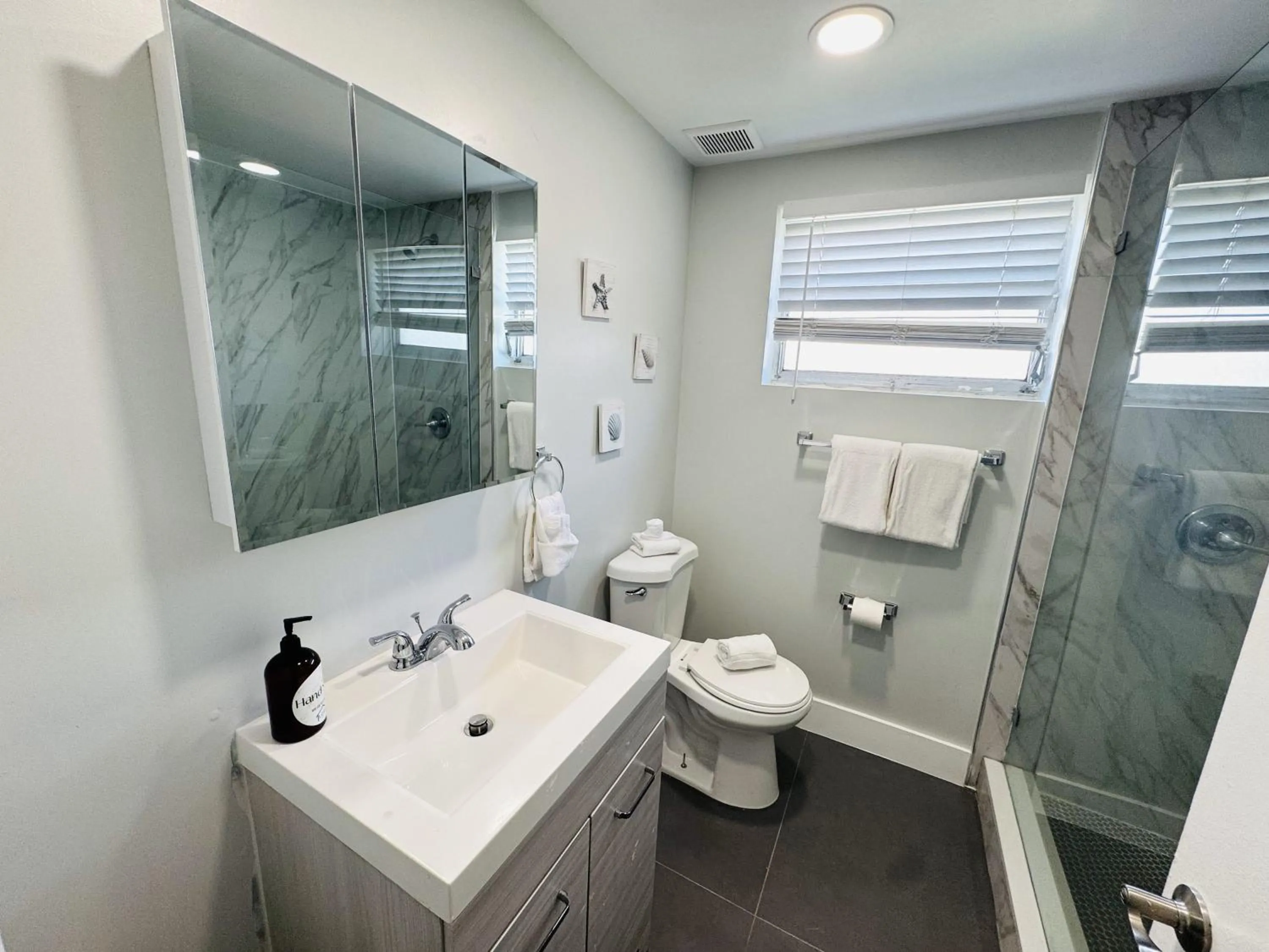 Bayview Regency Apartments By Lowkl