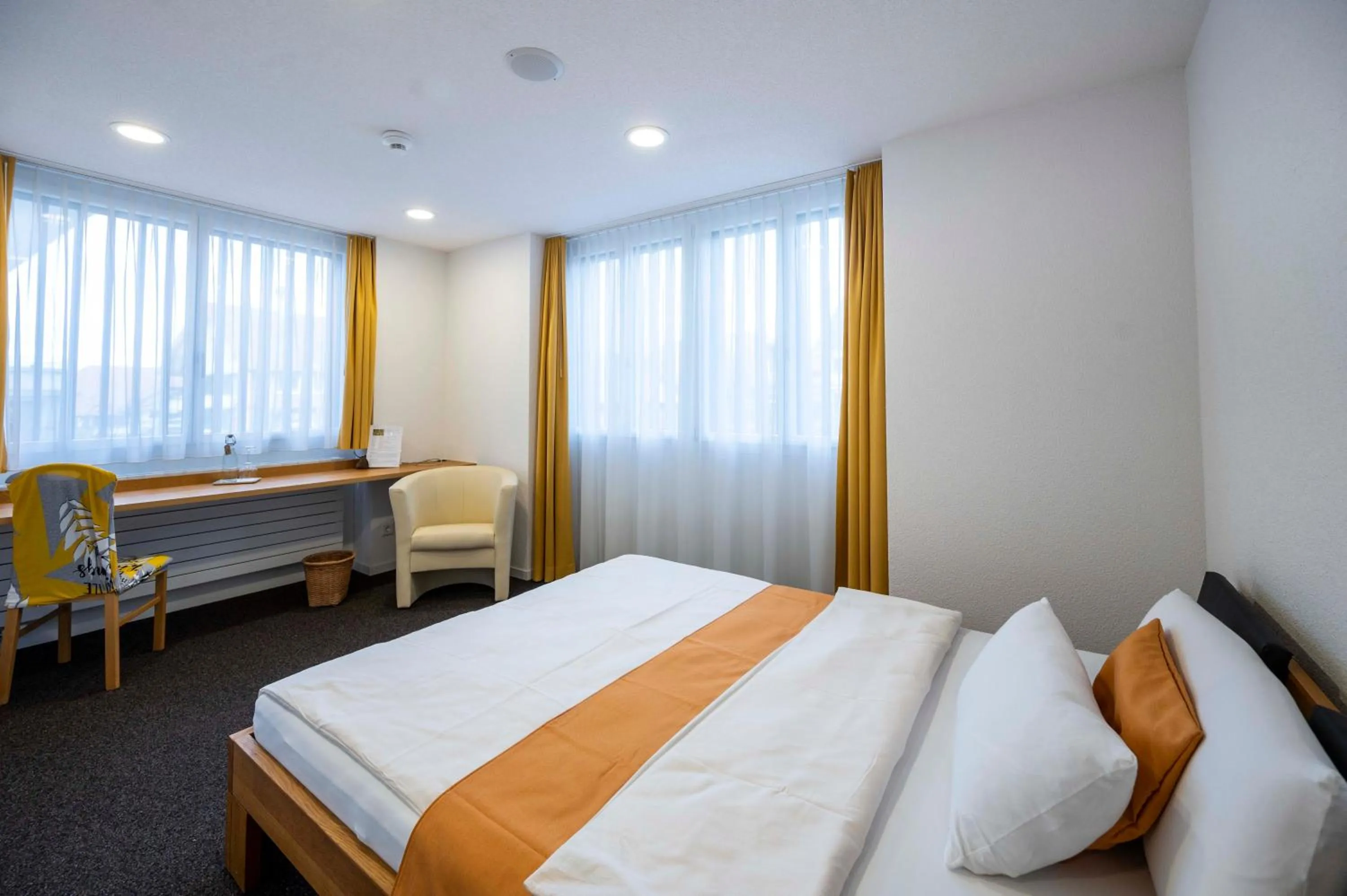 Photo of the whole room, Bed in Hotel Ochsen Rapperswil/BE