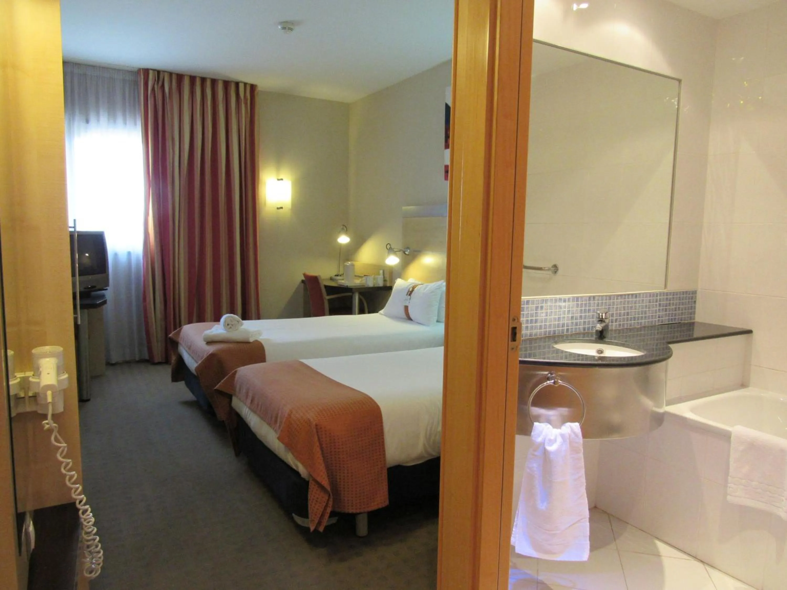 Photo of the whole room, Bed in Holiday Inn Express Valencia Bonaire by IHG