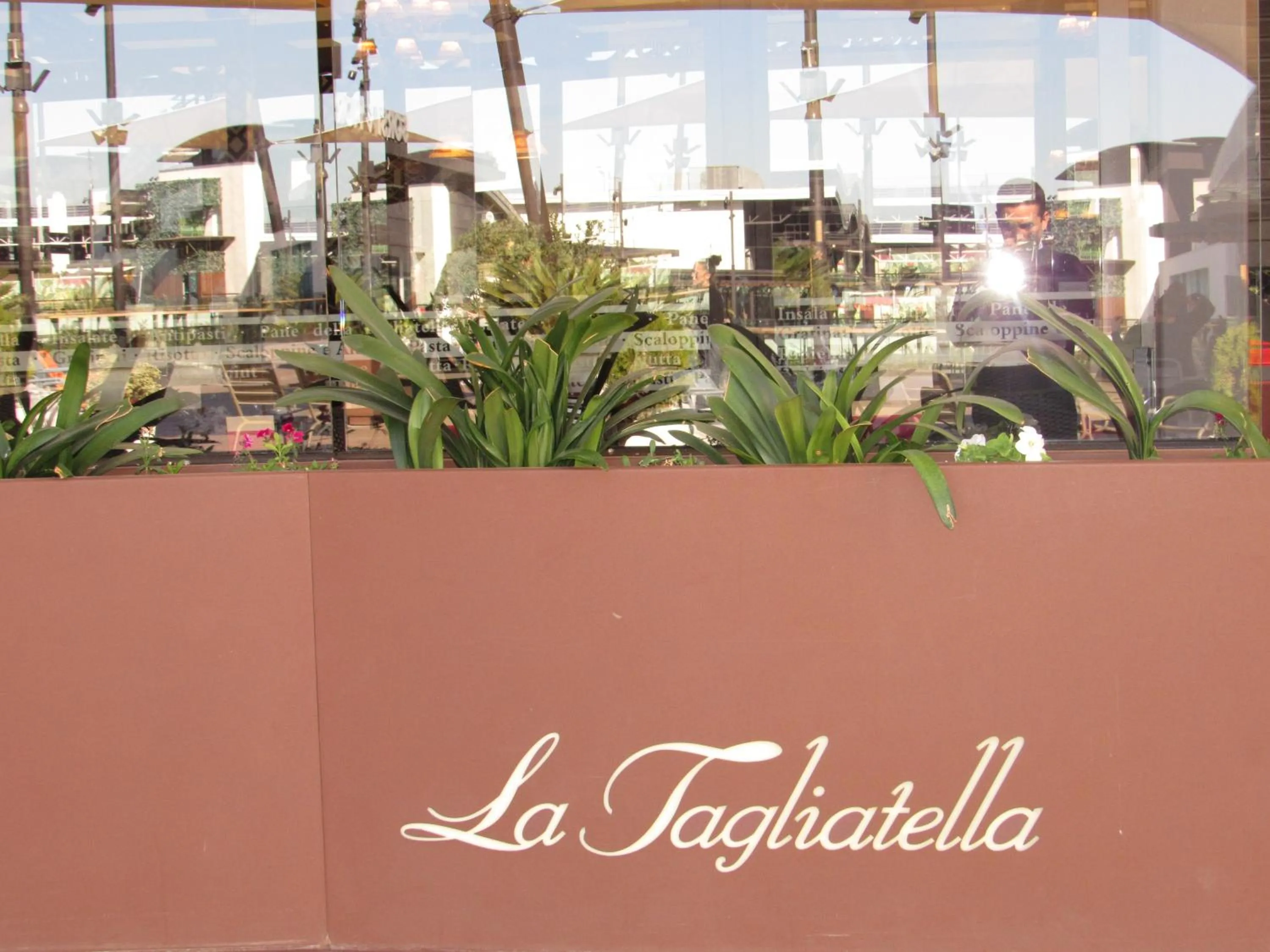 Meals in Holiday Inn Express Valencia Bonaire by IHG