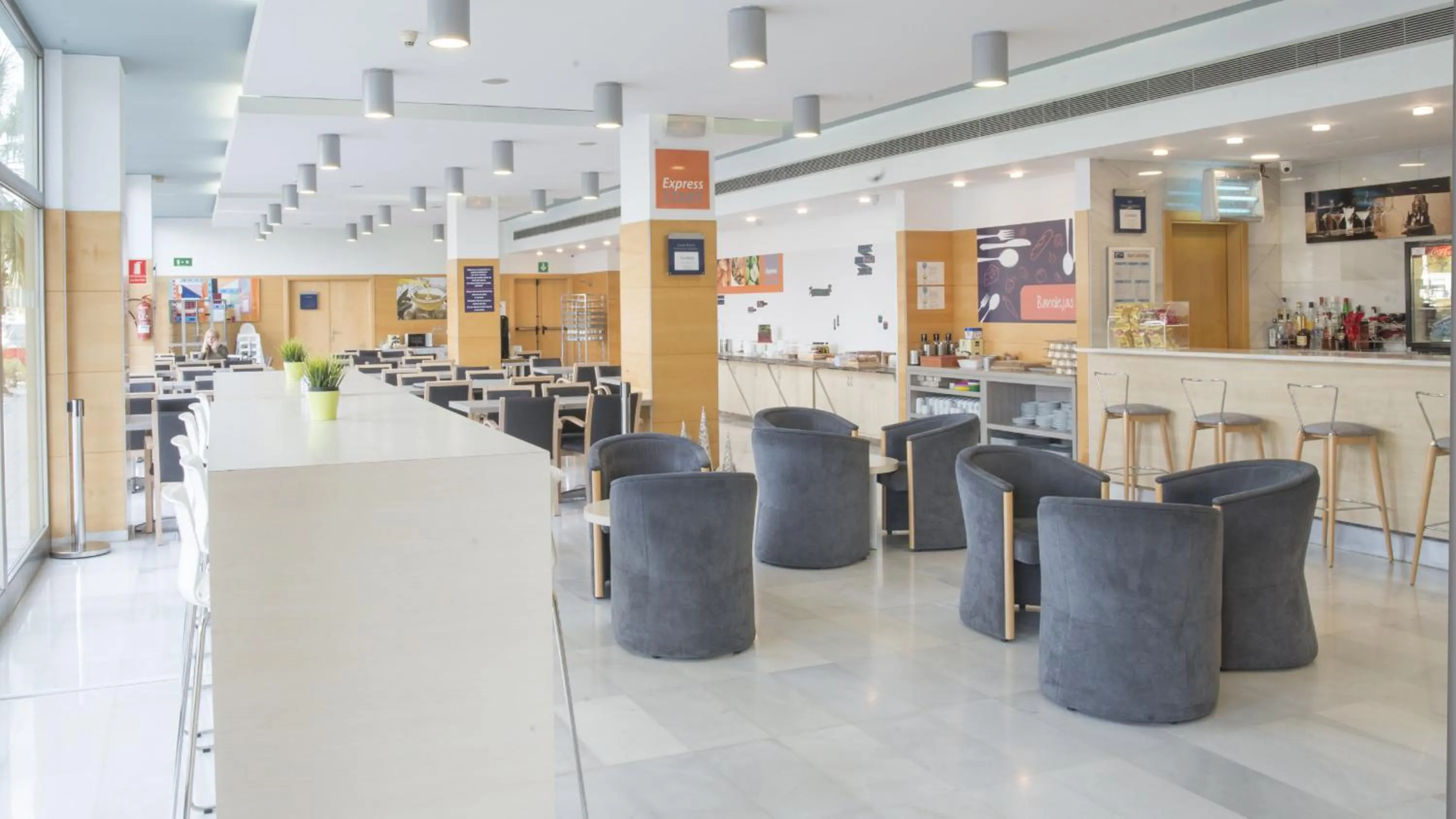 Lounge or bar in Holiday Inn Express Valencia Bonaire by IHG