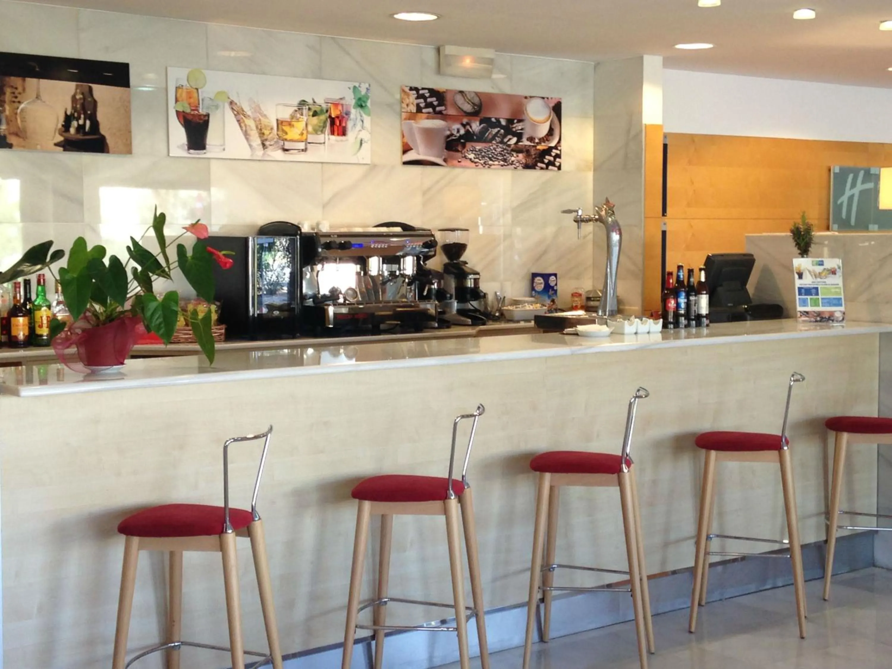 Lounge or bar in Holiday Inn Express Valencia Bonaire by IHG