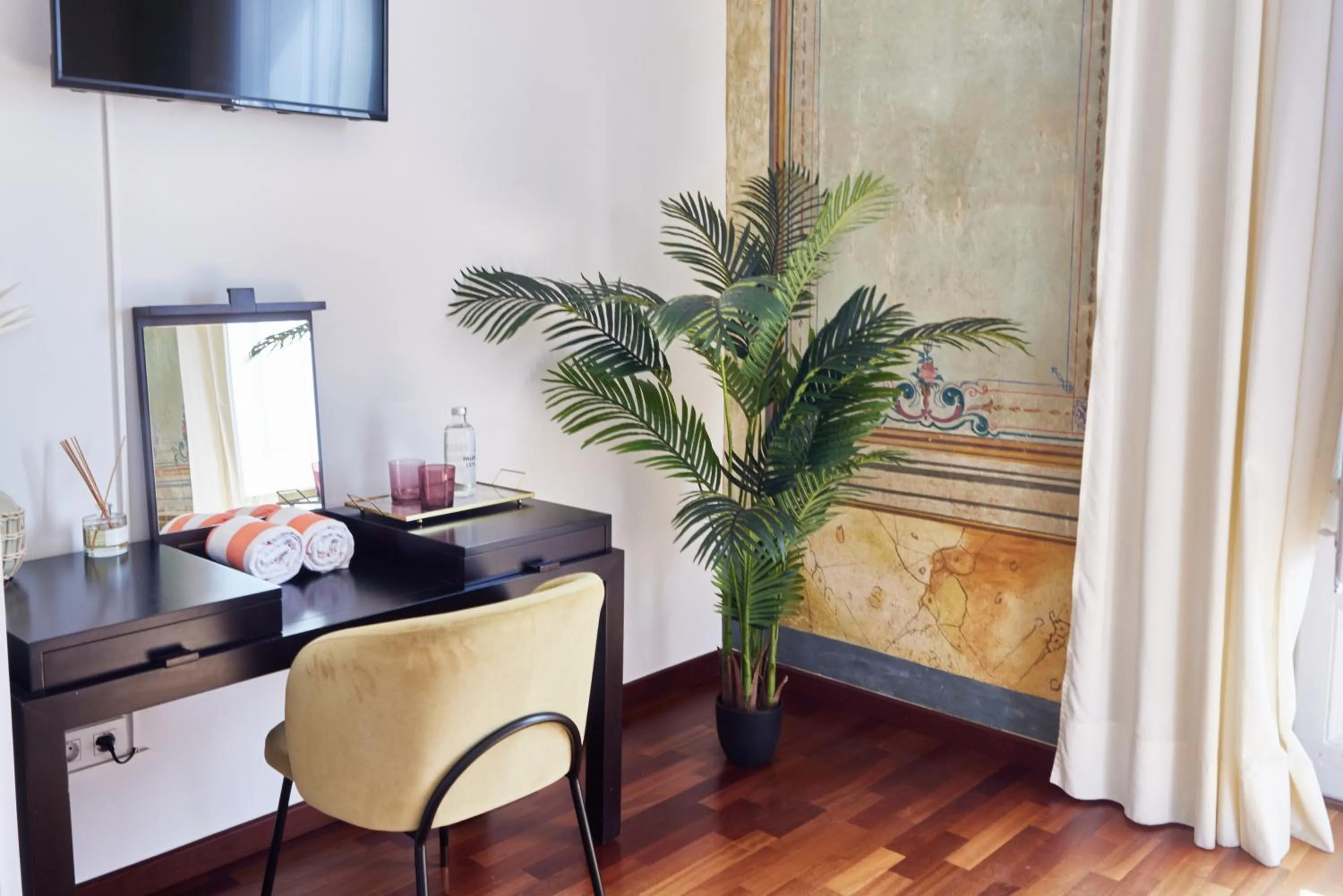 Photo of the whole room, Bed in Hotel Palou 1874