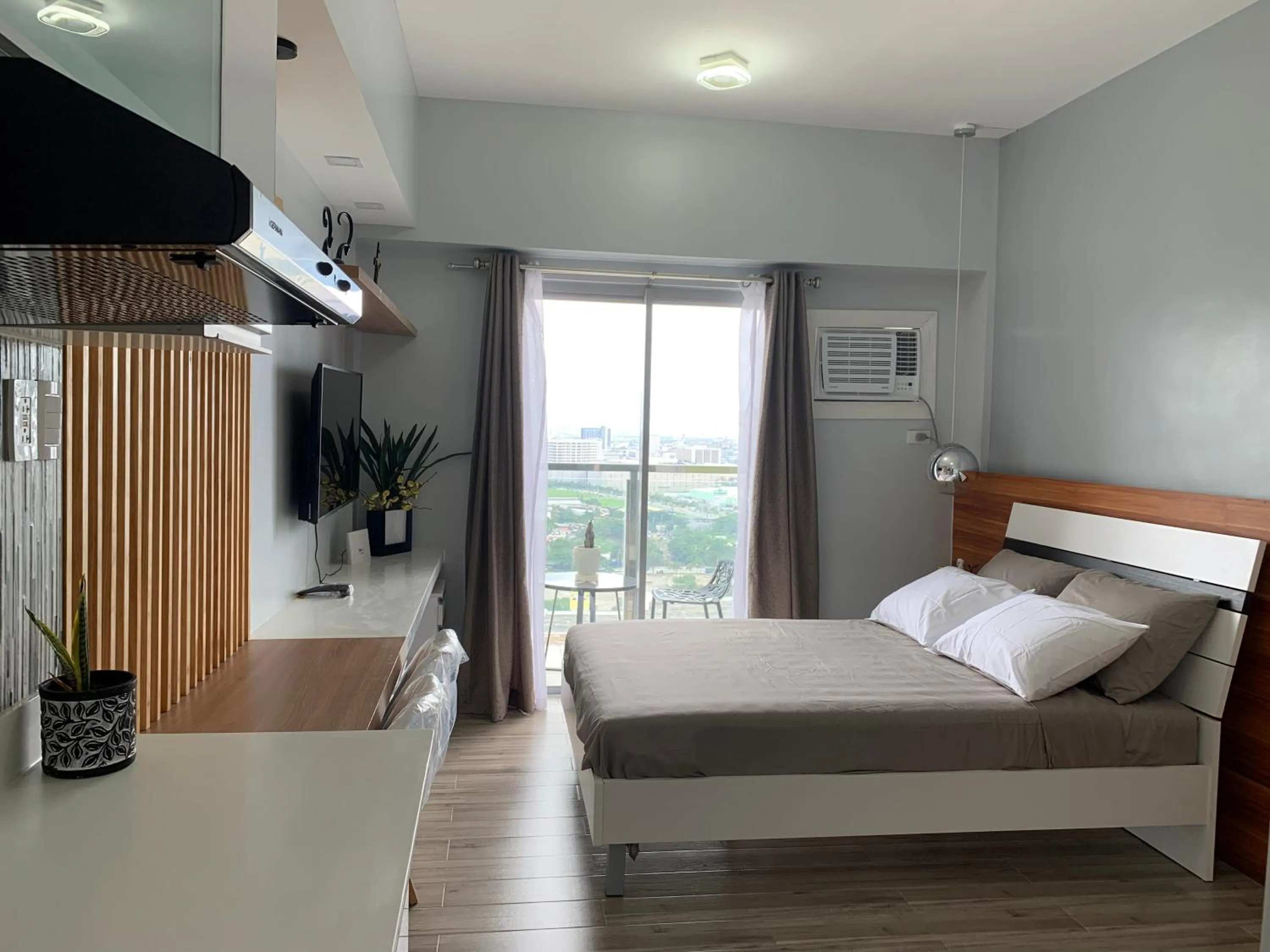 Neat and Cozy Minimalist Studio