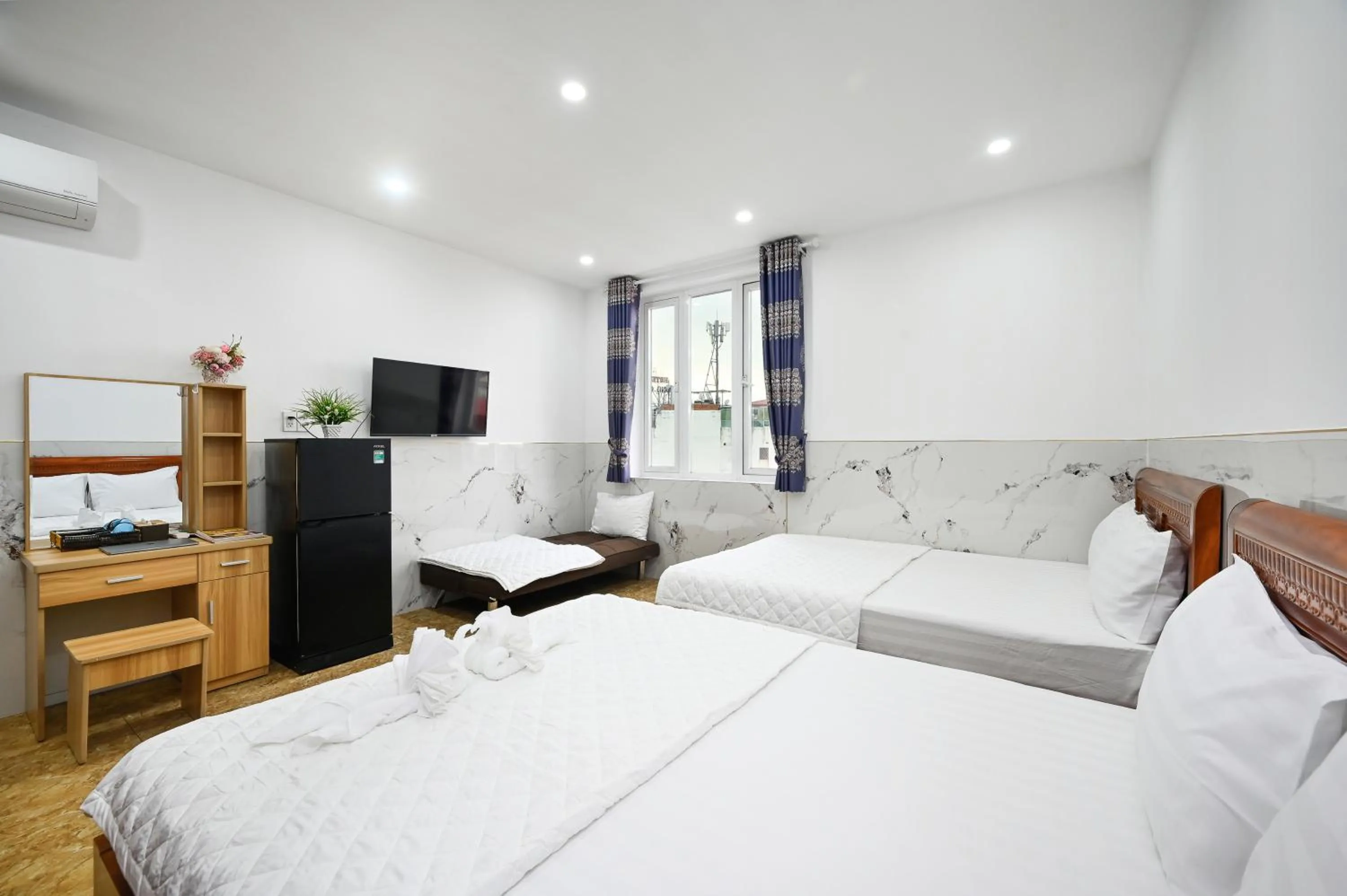 Bed in Yoyo Airport Saigon Hotel