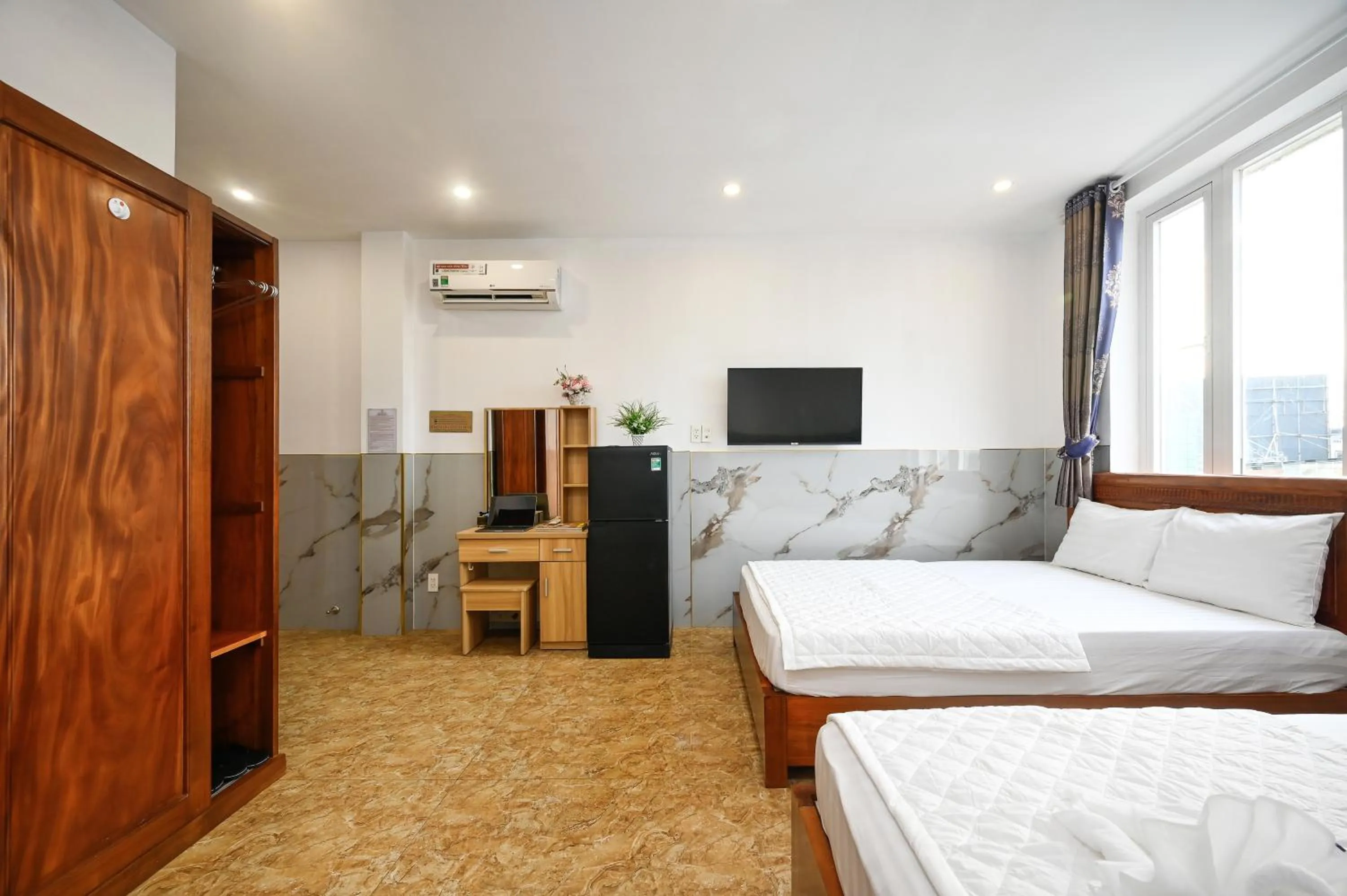 Bed in Yoyo Airport Saigon Hotel