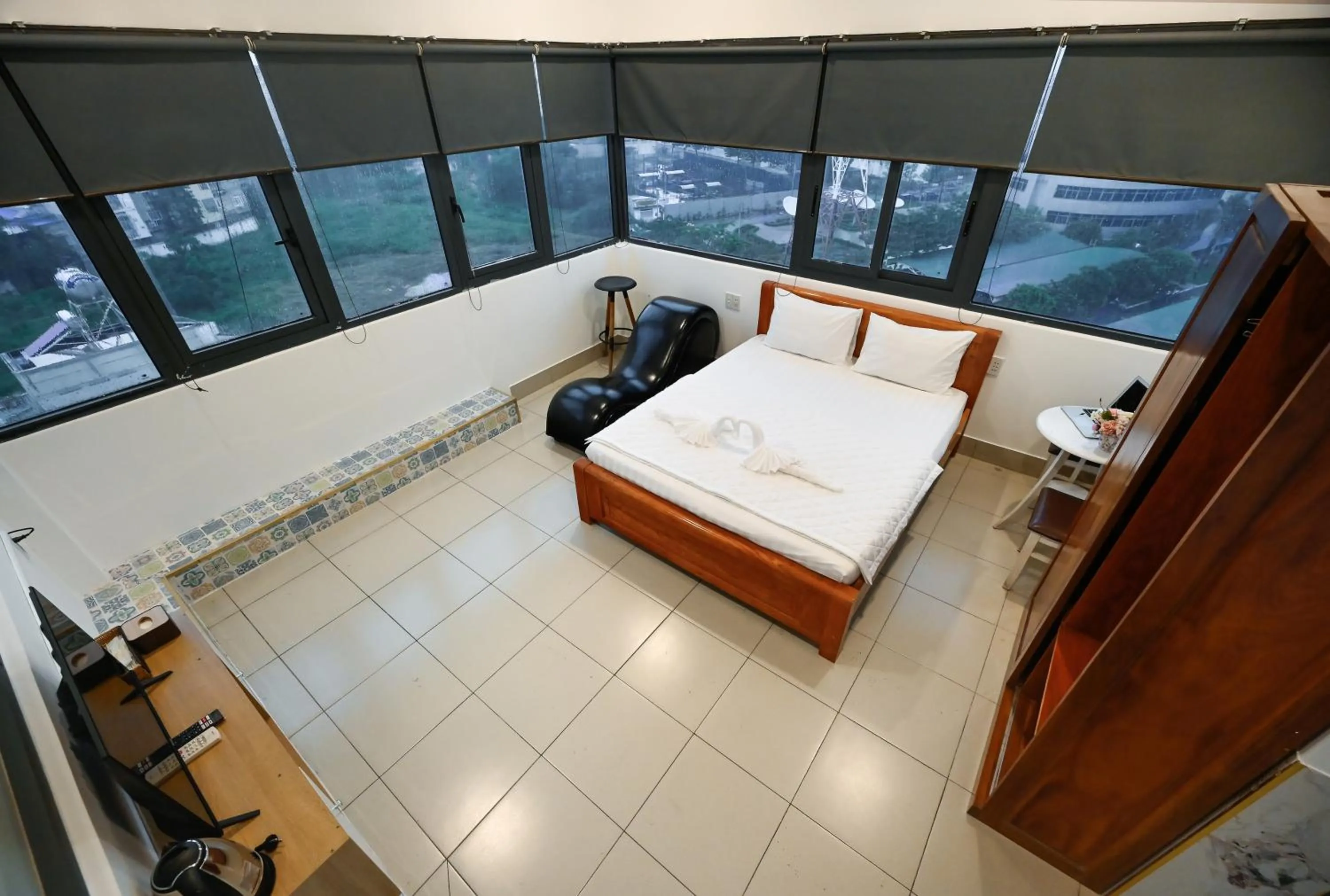 Photo of the whole room, Bed in Yoyo Airport Saigon Hotel